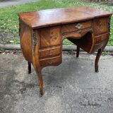 Beautiful marquetry dressing table with floral decoration, all curved (curved) faces in Louis XV style.