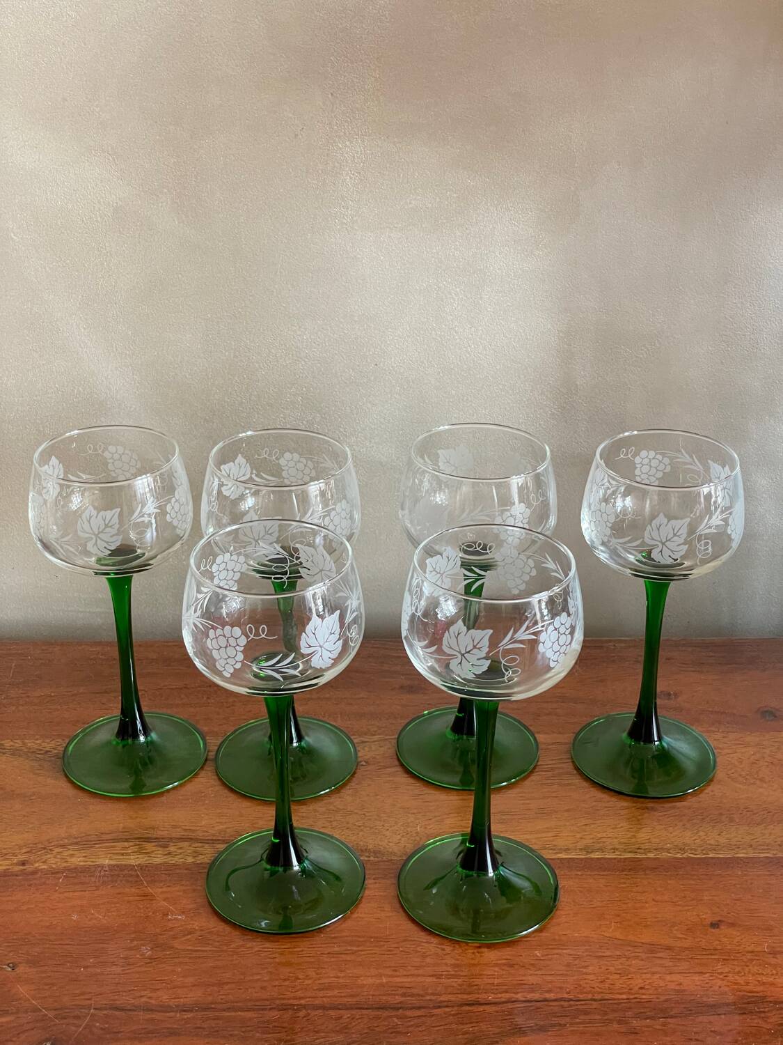 6 stemmed glasses with vine decor