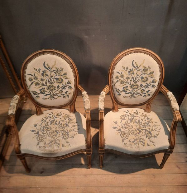 Paire de fauteuils medaillon style Louis XV I