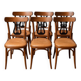 Set of 6 vintage curved wooden chairs, adorned with an elegant black lyre-shaped backrest.