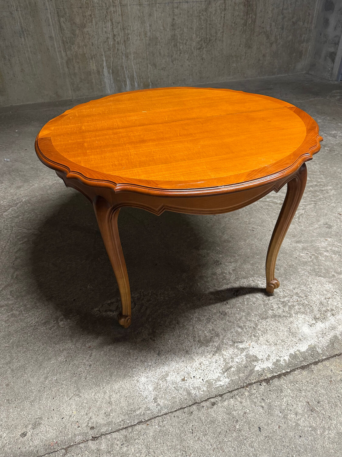 Round extendable dining table in Regency style M