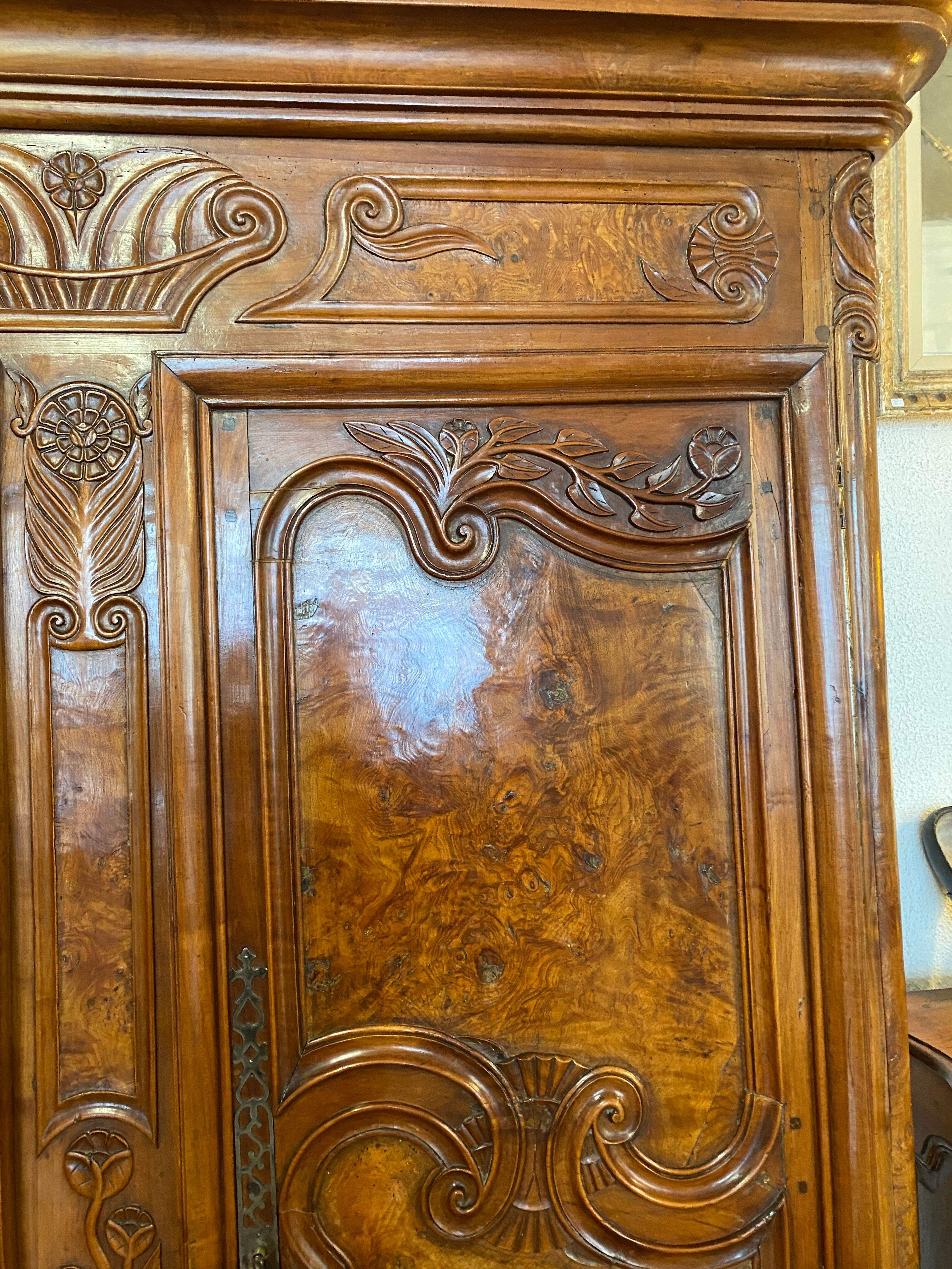 Bressane cabinet dated 1863, in walnut, ash and ash magnifying glass