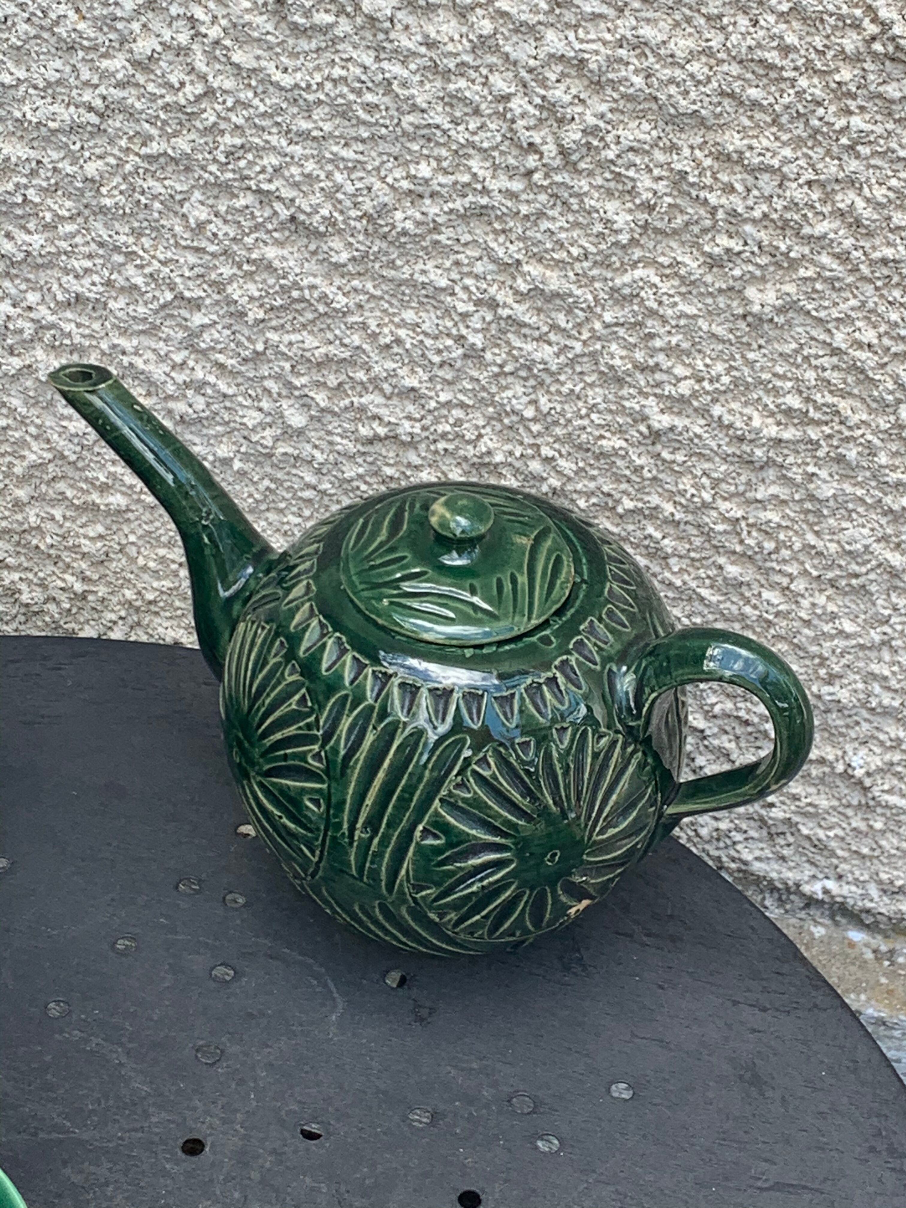 Service to the ceramic enamelled chiseled green and vintage