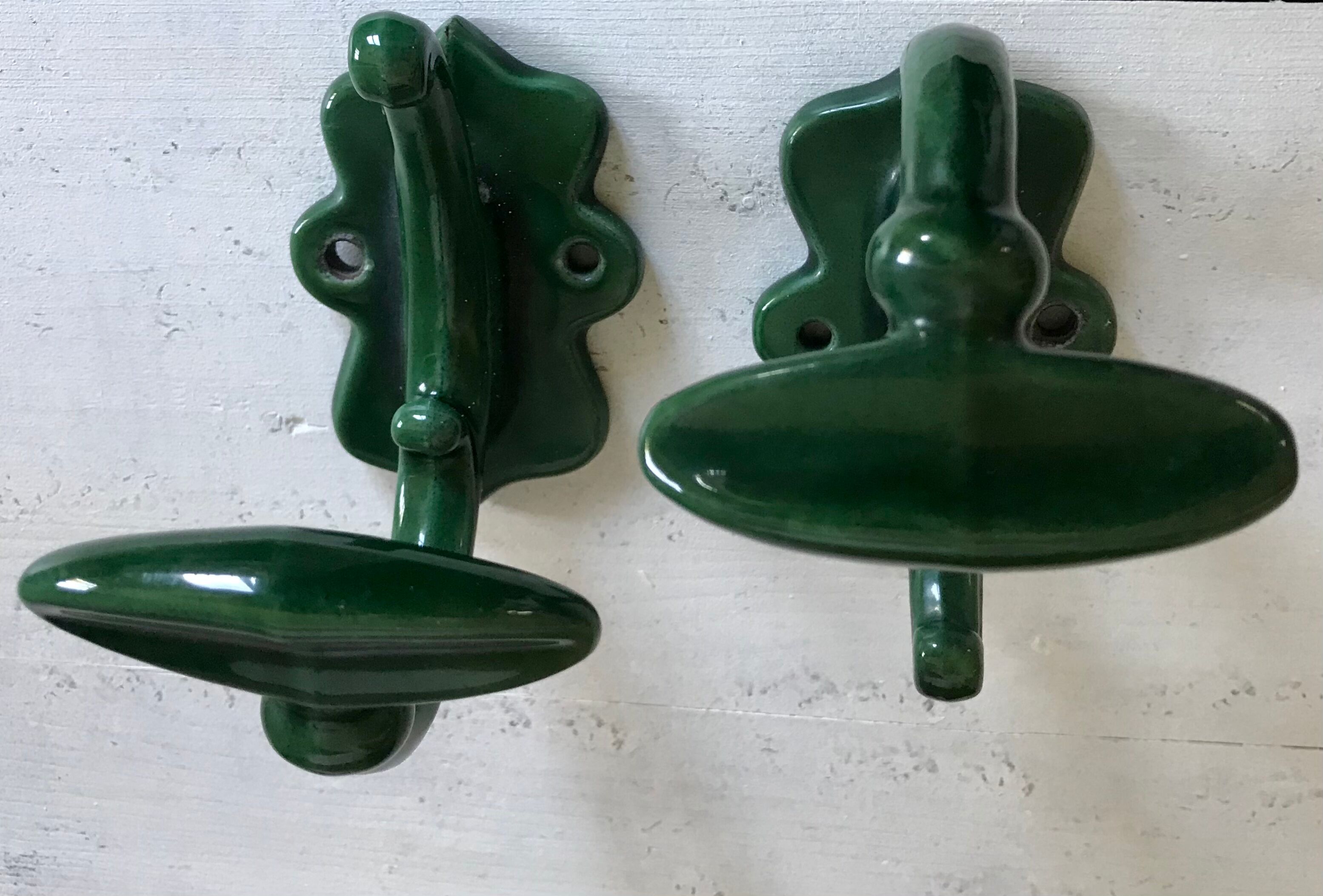 Pair of enamelled cast iron pads