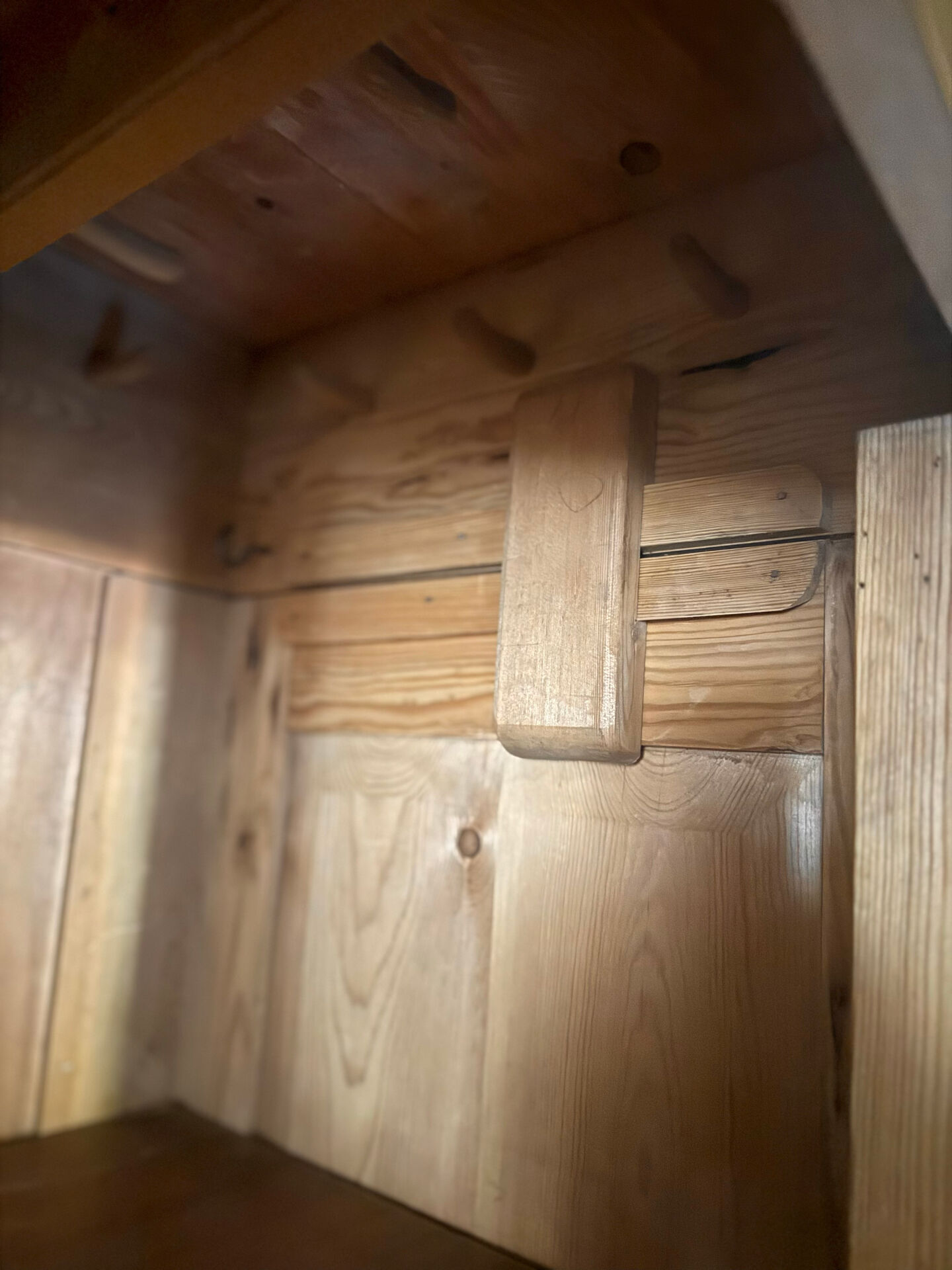 Armoire bonnetière bois massif
