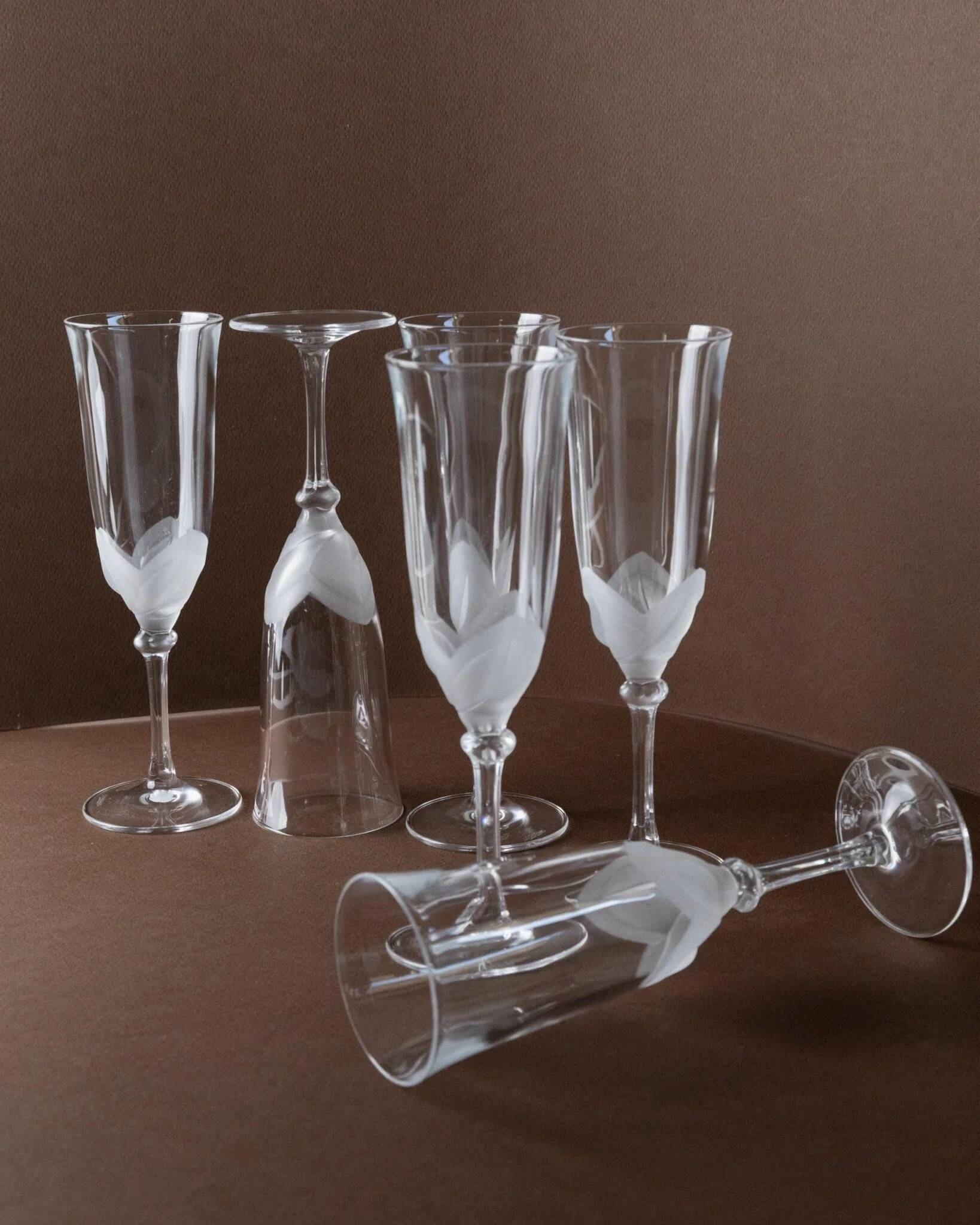 Six flûtes à champagne en verre cristal transparent avec détail floral mat – Vintage Durand France années 1970