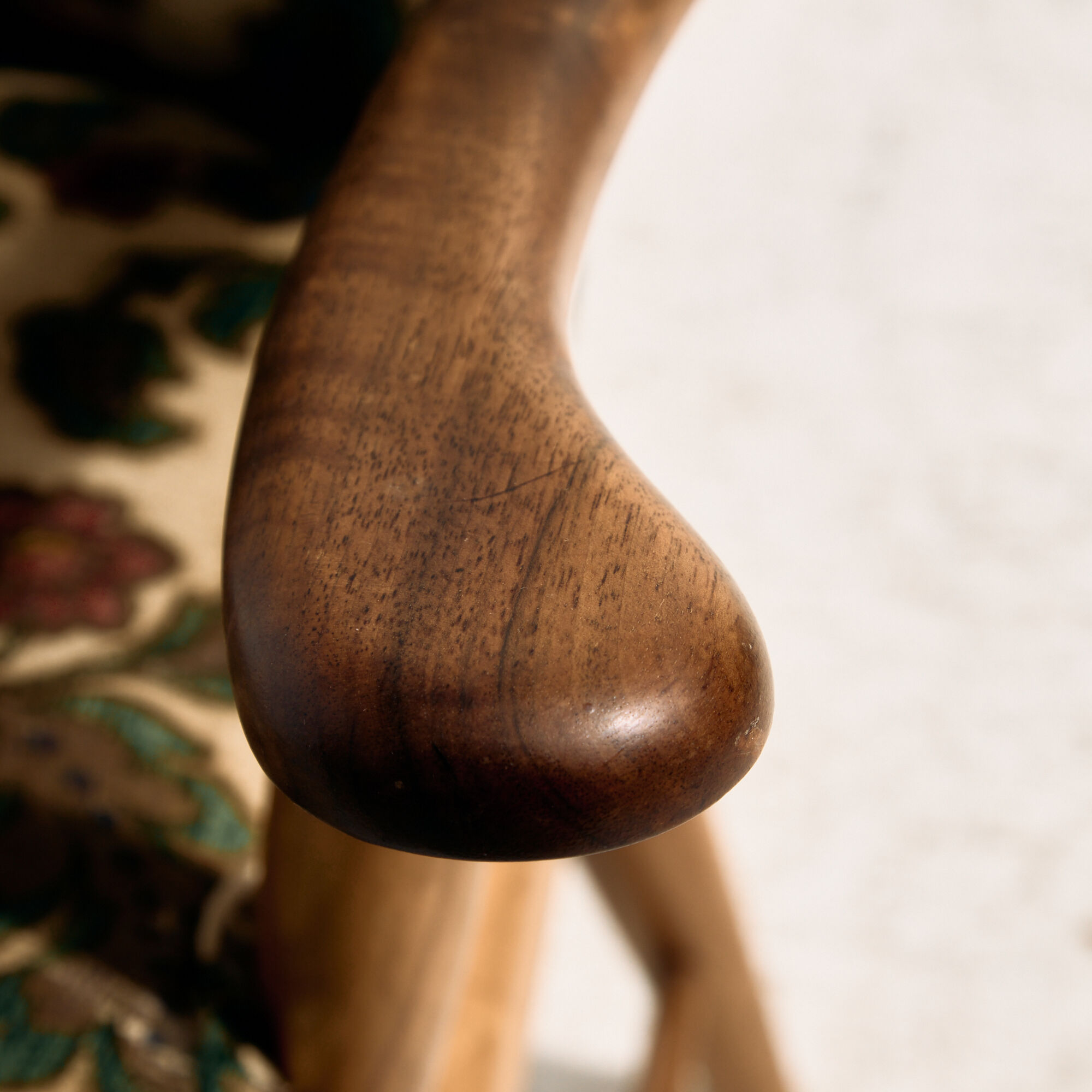 Fauteuil en noyer par Anna-Lülja Praun