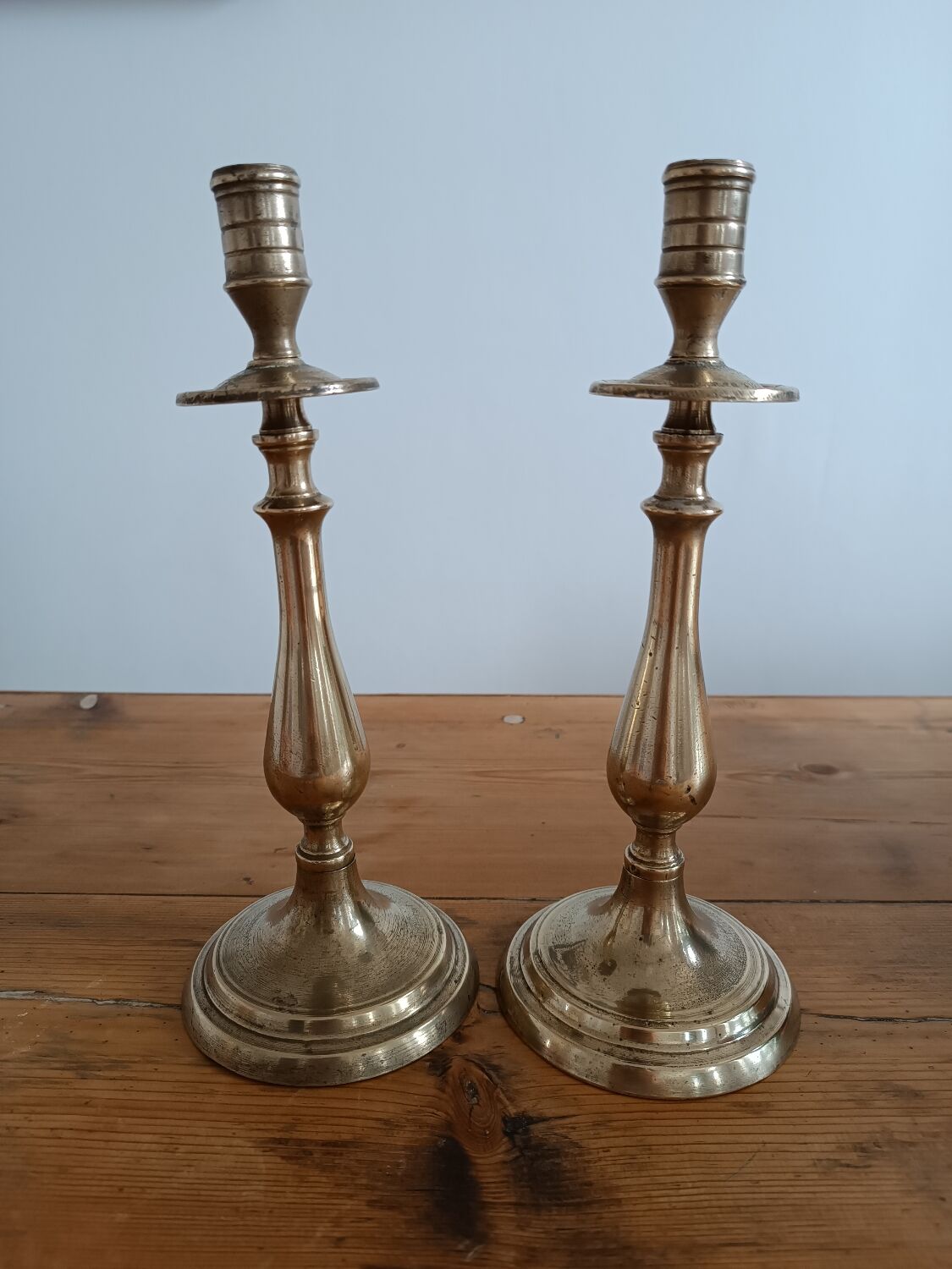 Paire de bougeoirs en laiton