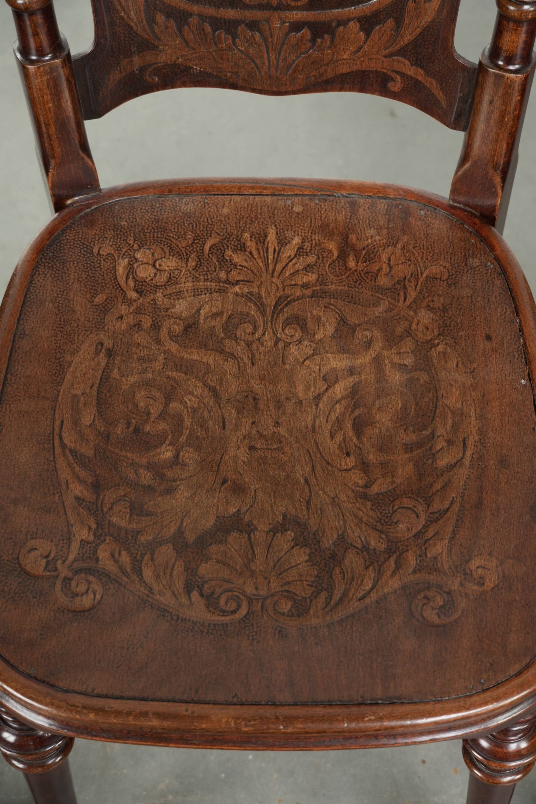 Ensemble de quatre chaises de bistro antiques de la fin du 19e/début du 20e siècle.