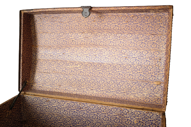 Antique curved trunk in wood and brown imitation leather