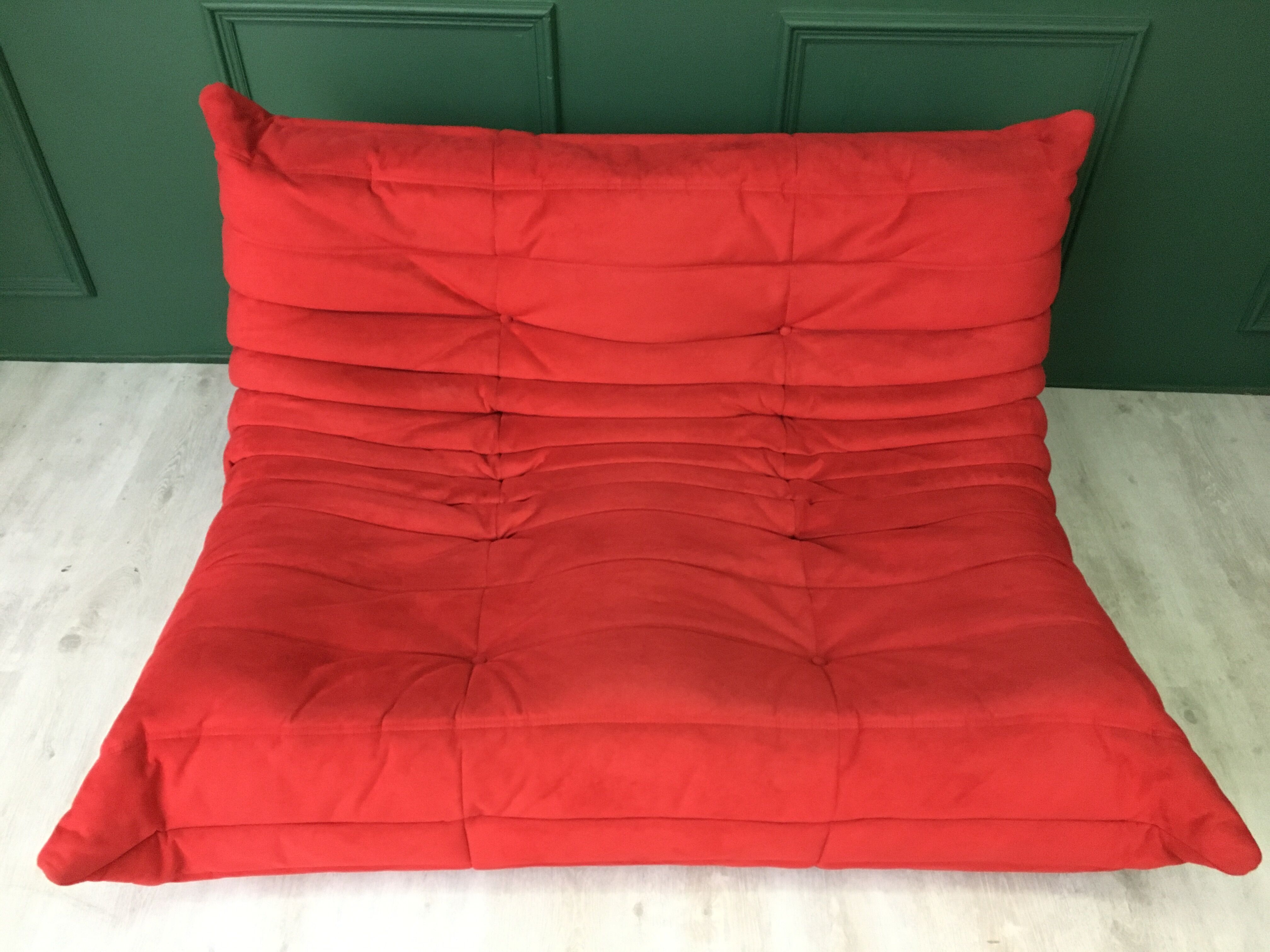 Togo rouge par Michel Ducaroy pour Ligne Roset