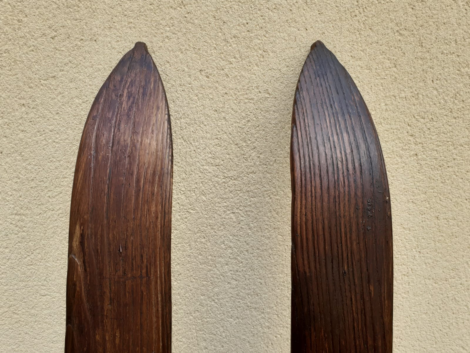 Ancienne paire de skis en bois