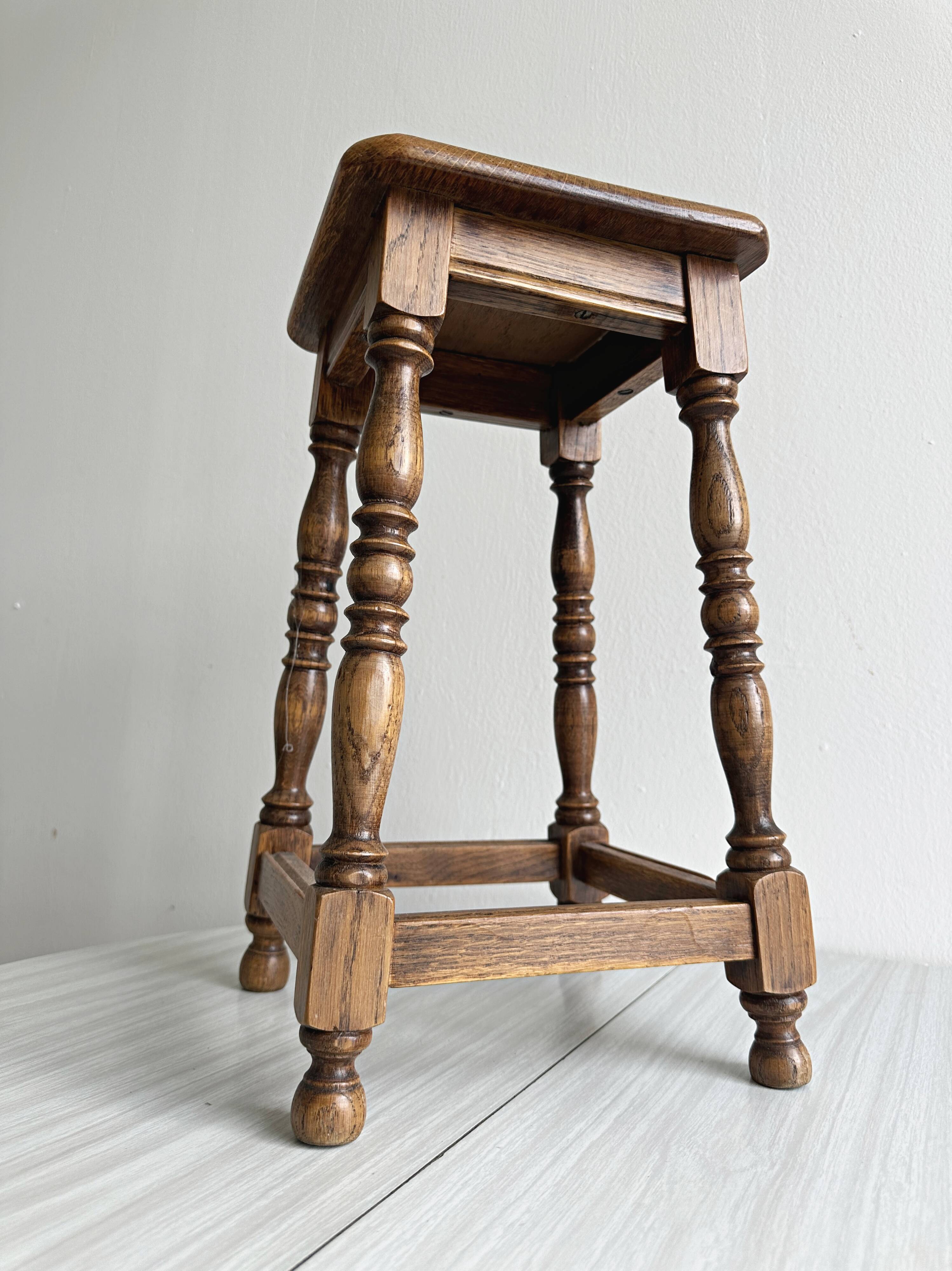Tabouret carré ancien en bois massif