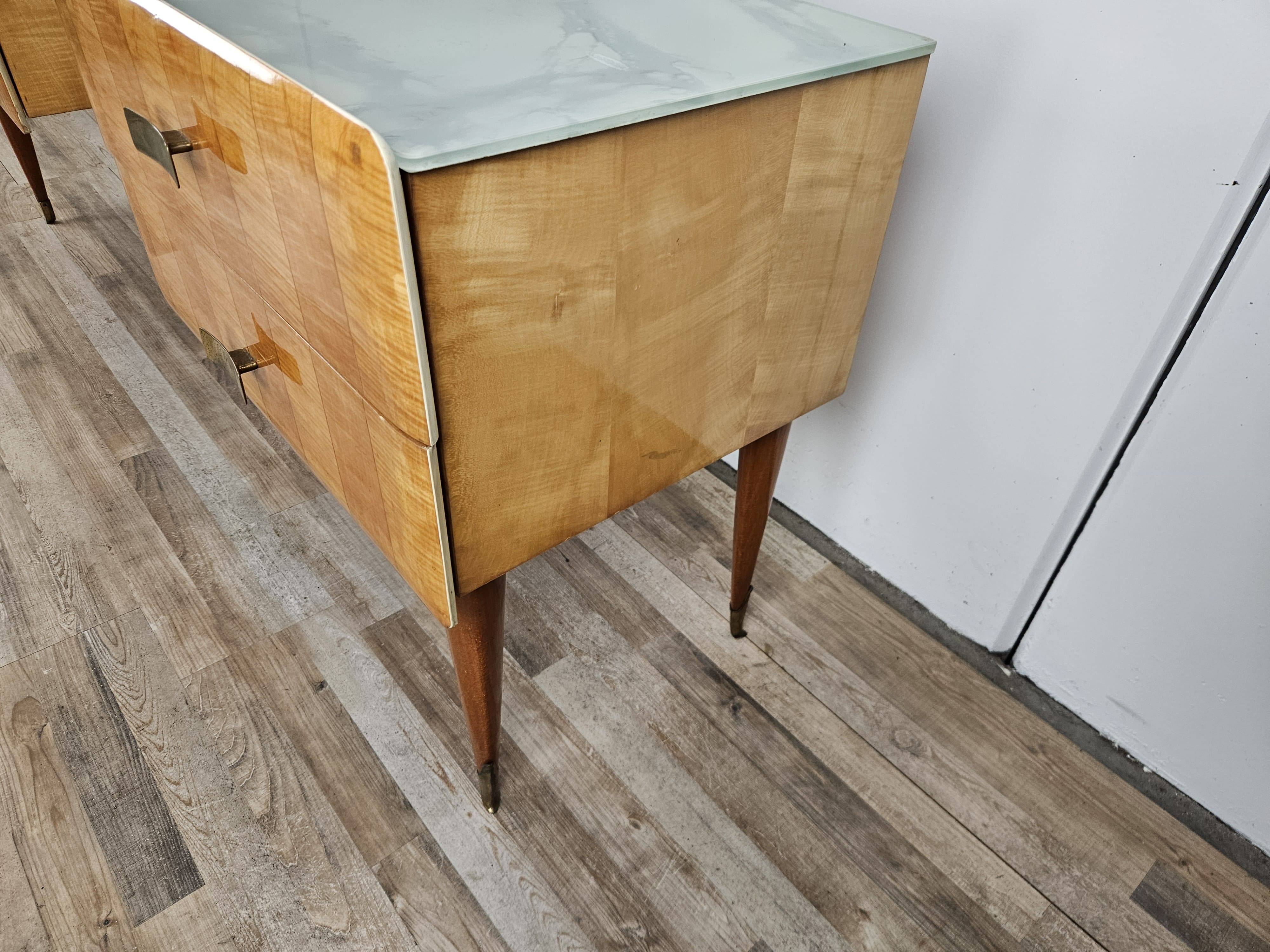Commode en érable et verre du milieu du siècle des années 1950