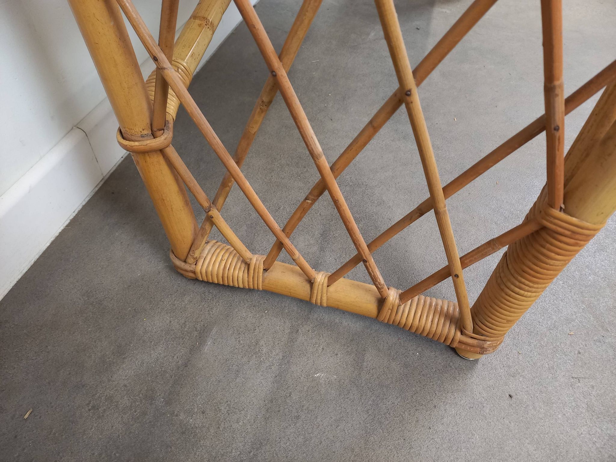Bureau et sa chaise en rotin