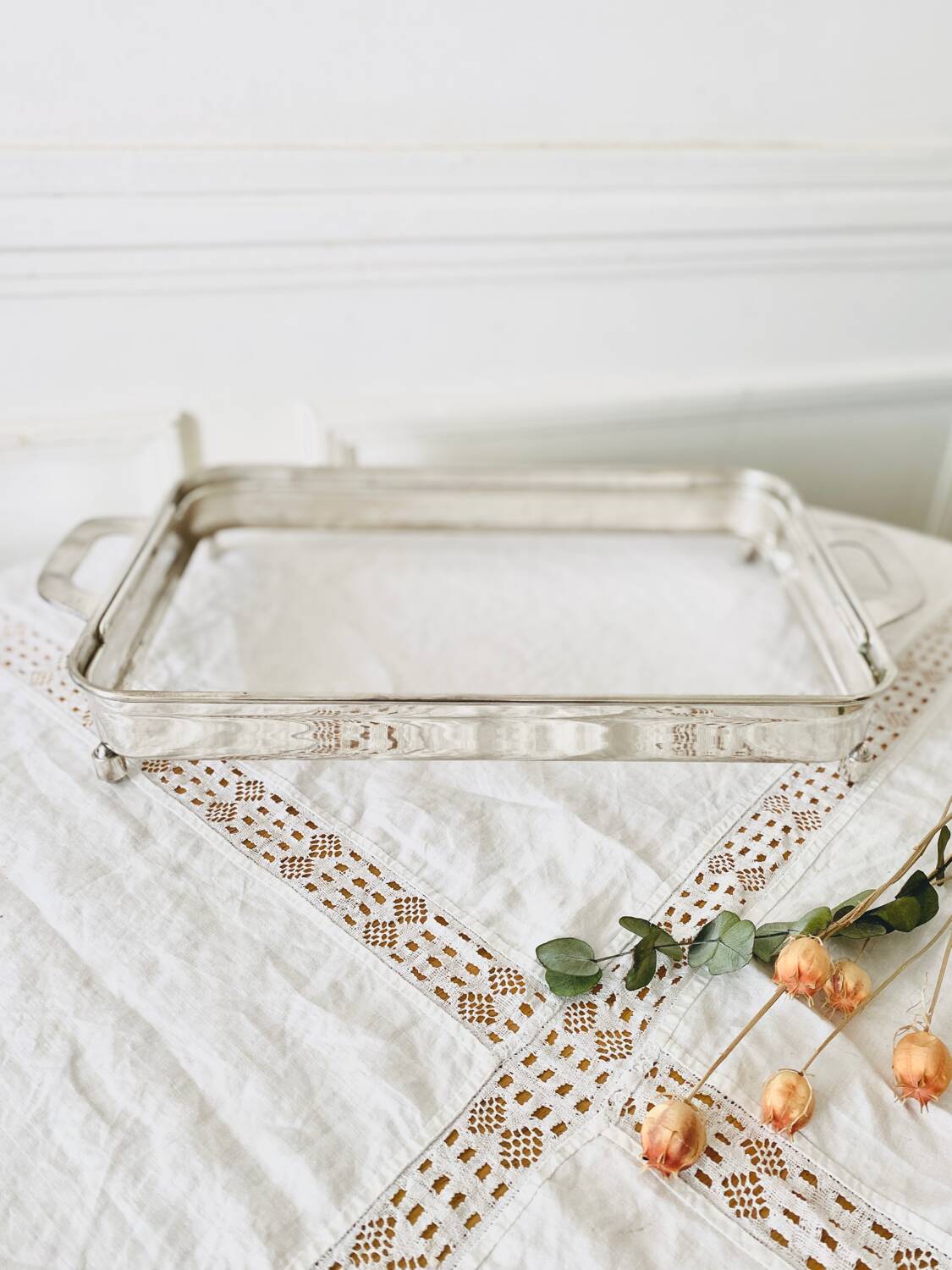 Rectangular Pyrex dish on silver metal support