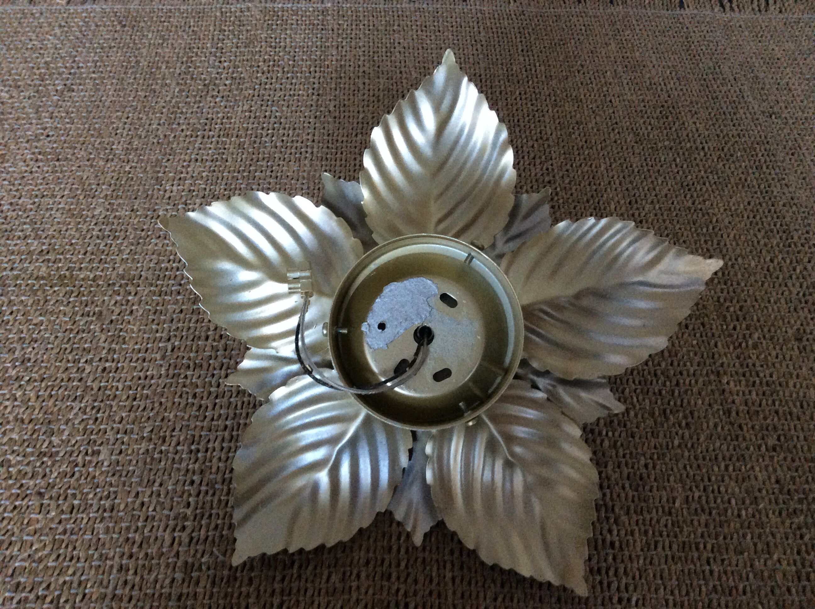 Golden metal flower wall lamp