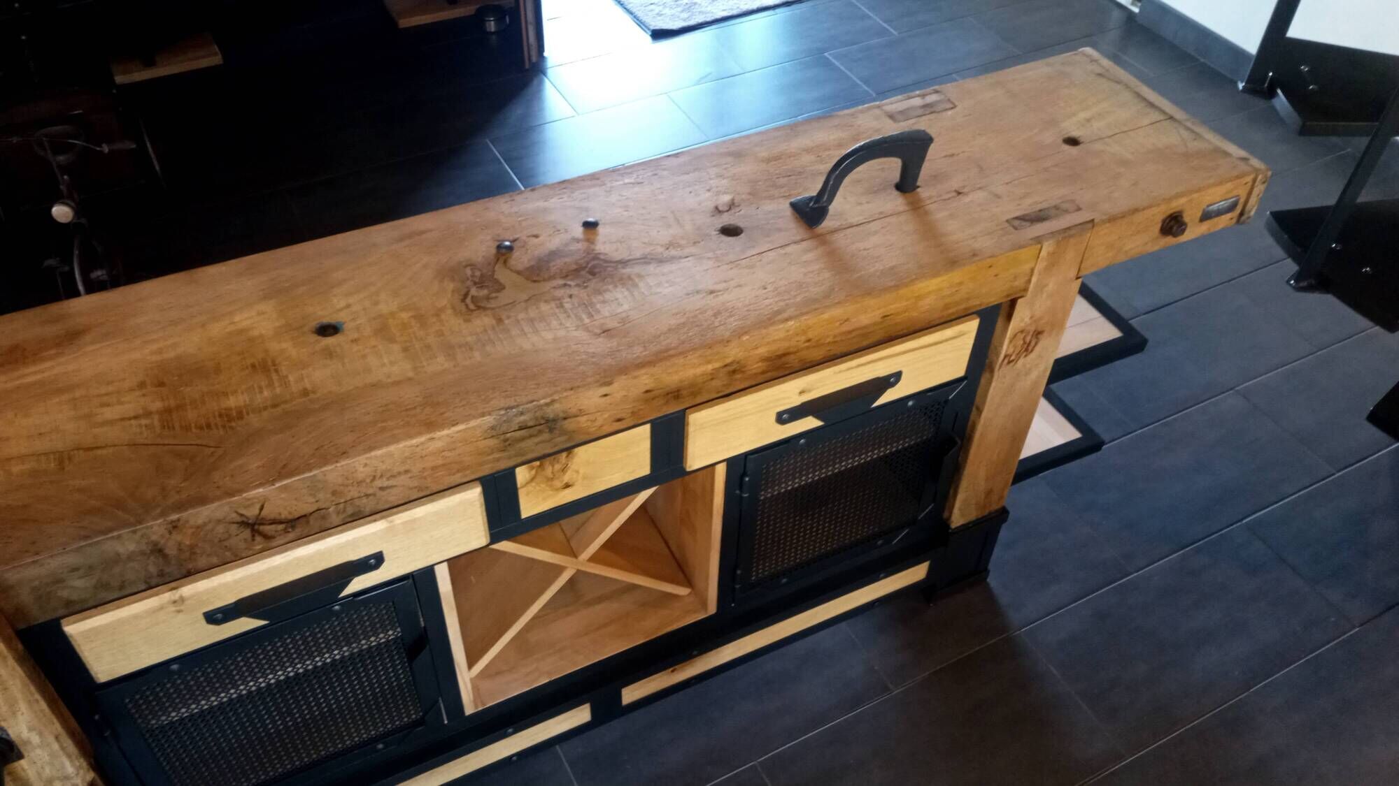 Ancien établi de menuisier transformé - pièce unique