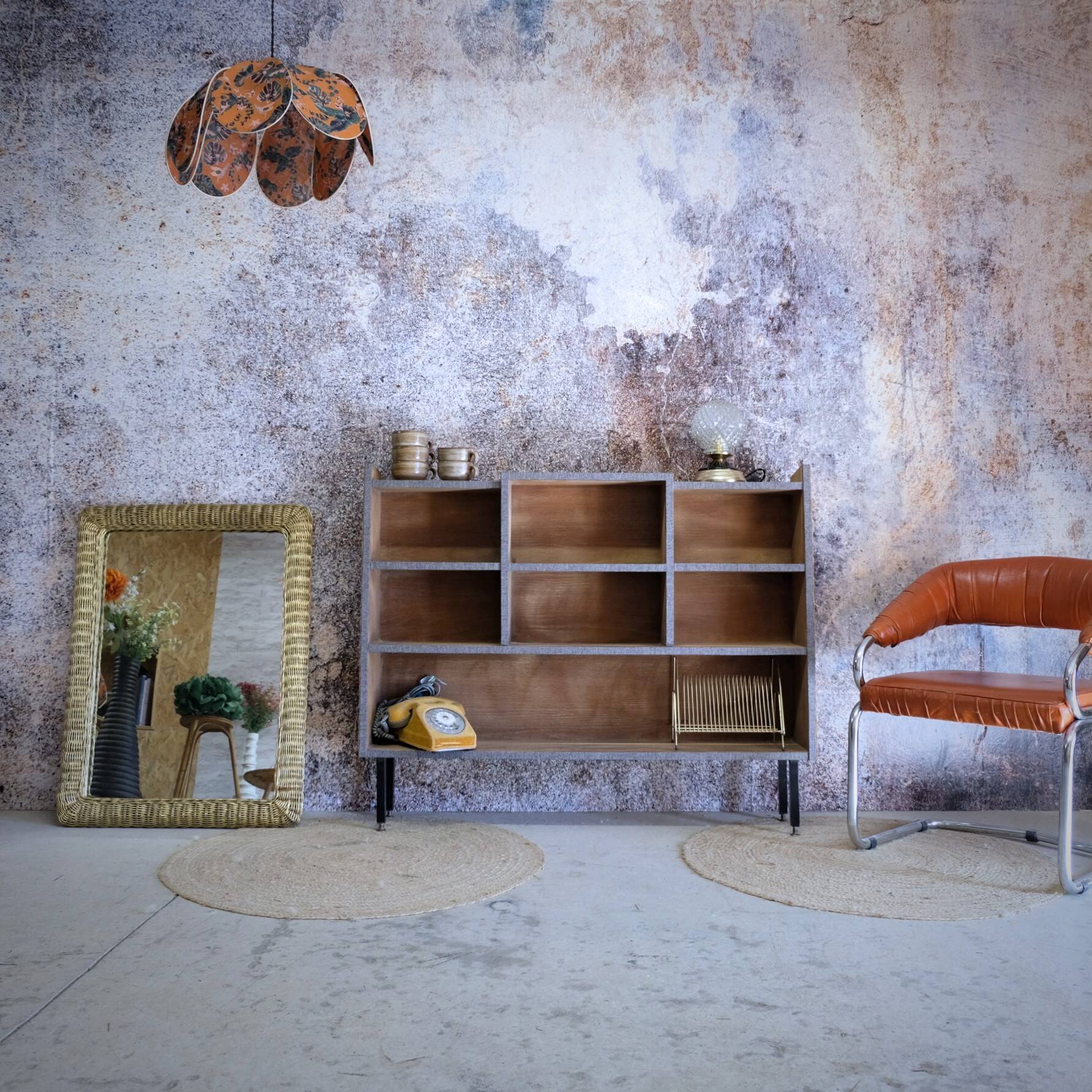Asymmetrical shelf with lockers on feet