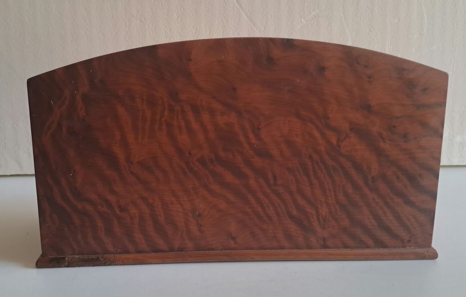 Courier holder in cedar