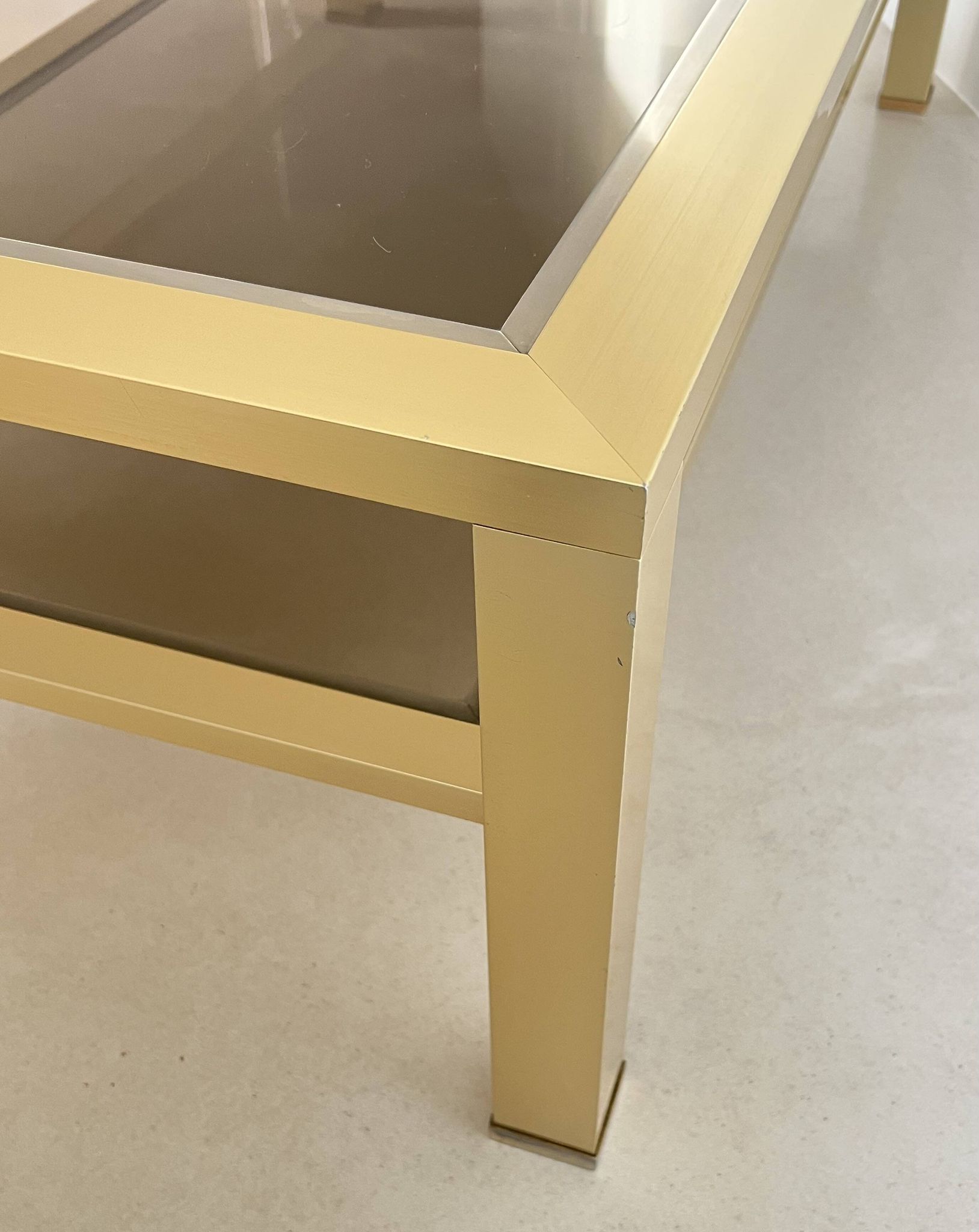 Table basse grand modèle en métal doré, France années 70