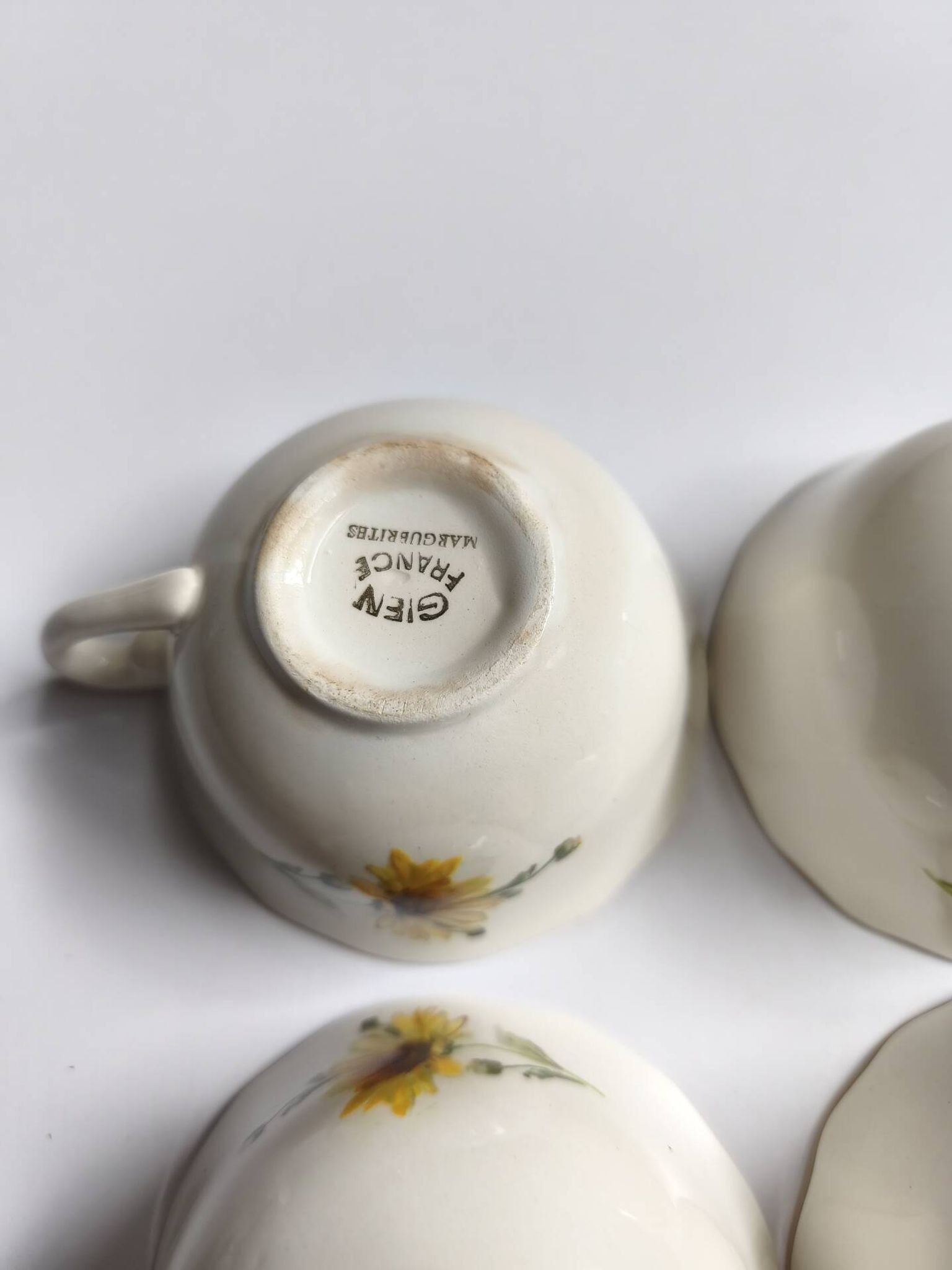 Set of 8 vintage cups with saucers Gien daisies.