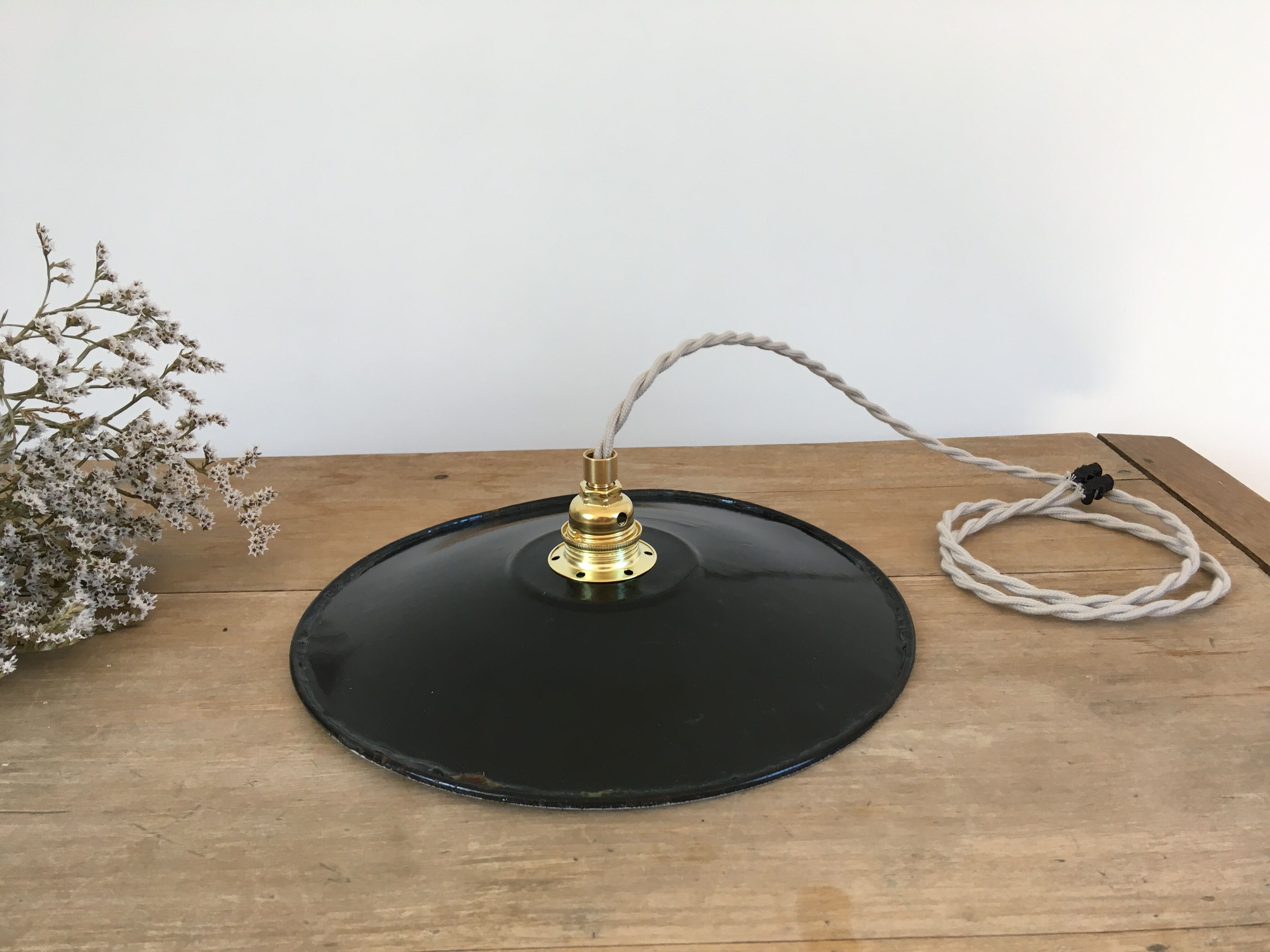 Suspension in black & white enamelled sheet metal