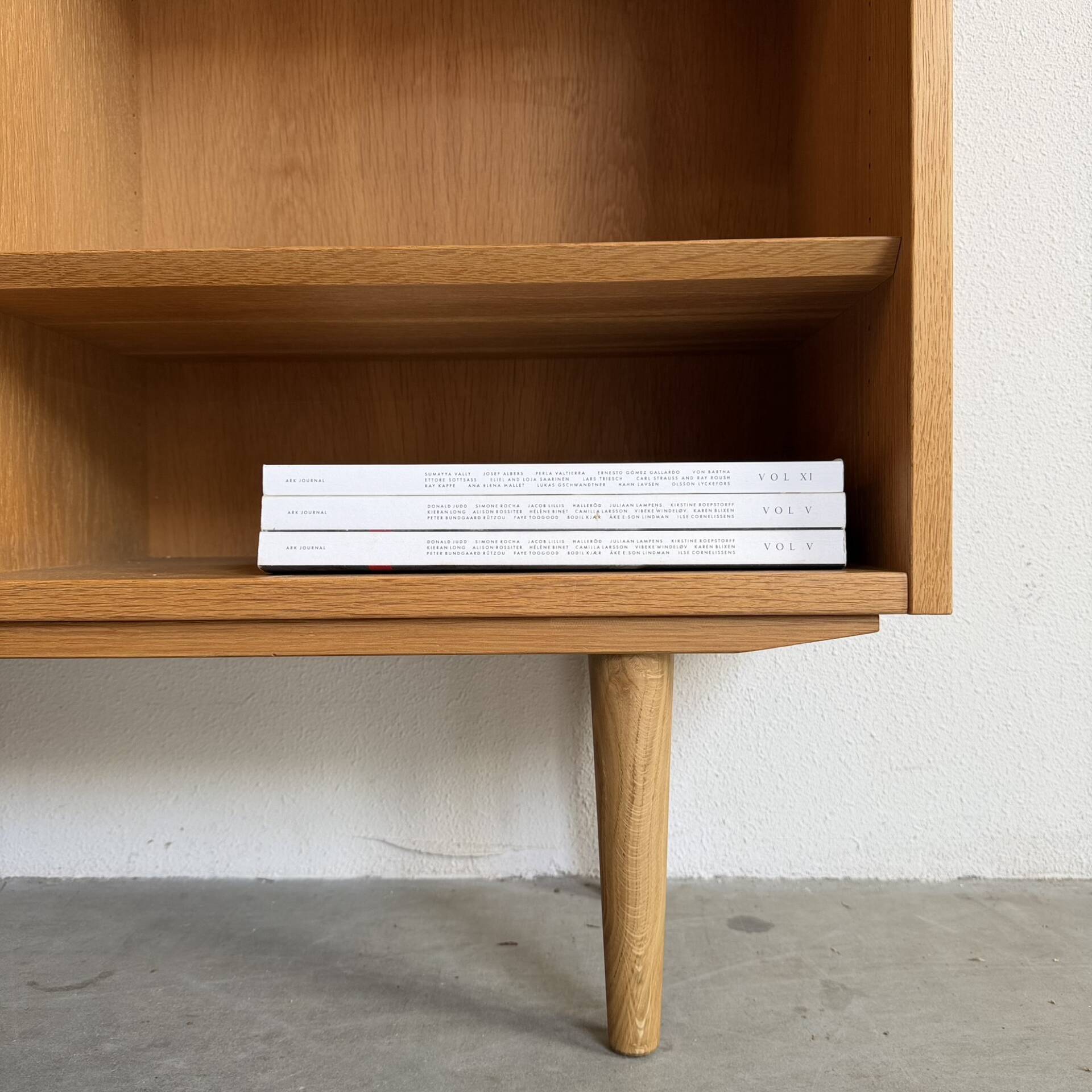 Vintage bookcase Hundevad oak vinyl