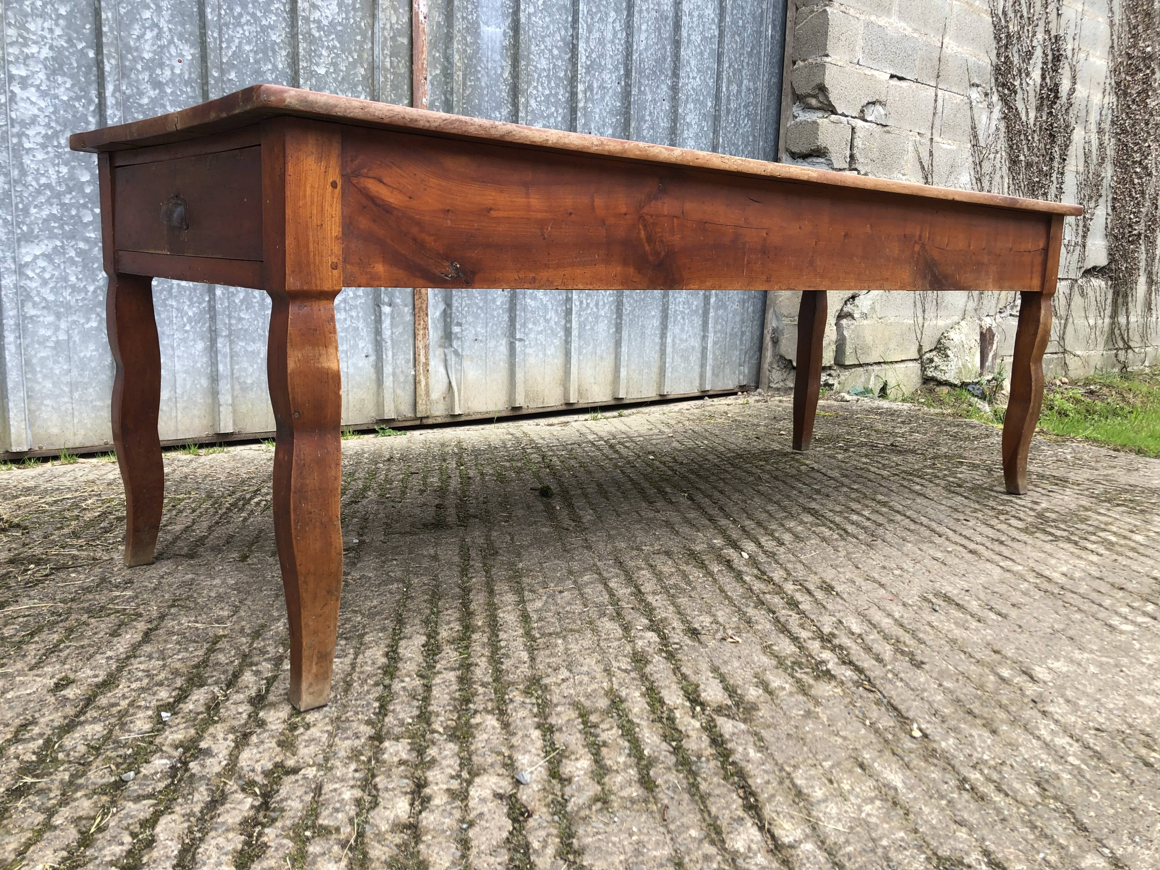 Table de ferme ancienne en cerisier massif avec 2 tiroirs et une tirette