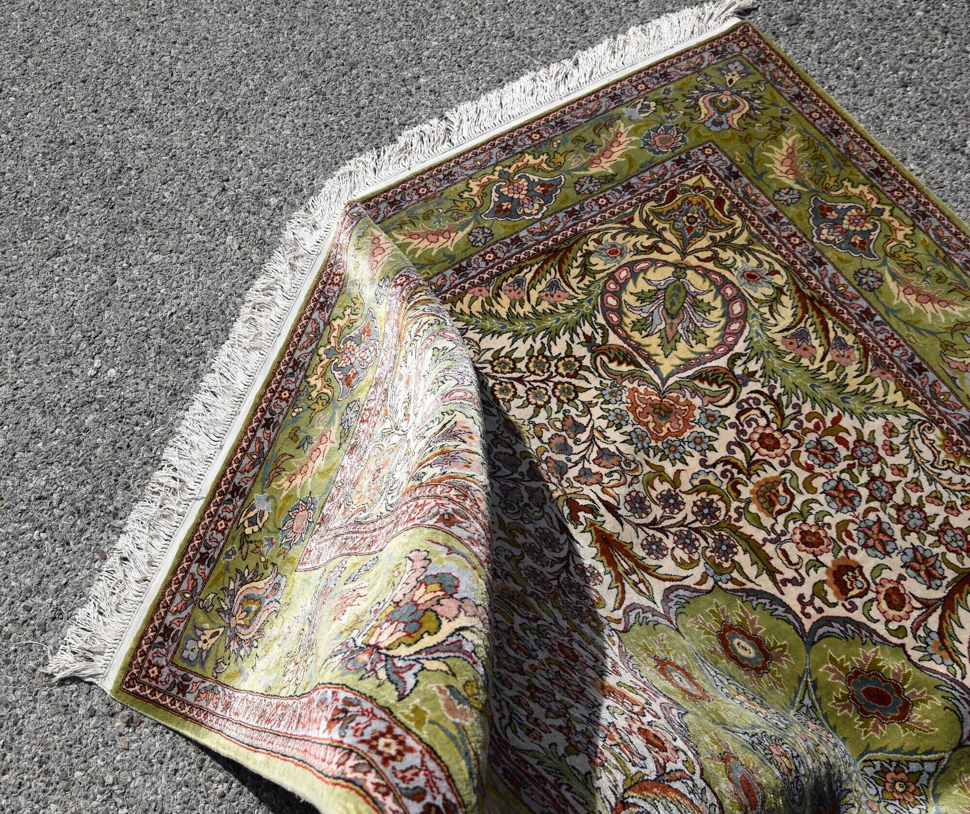 Pure silk Egyptian oriental carpet - : 1.50 X 2.20 meters. Handmade - silk on silk