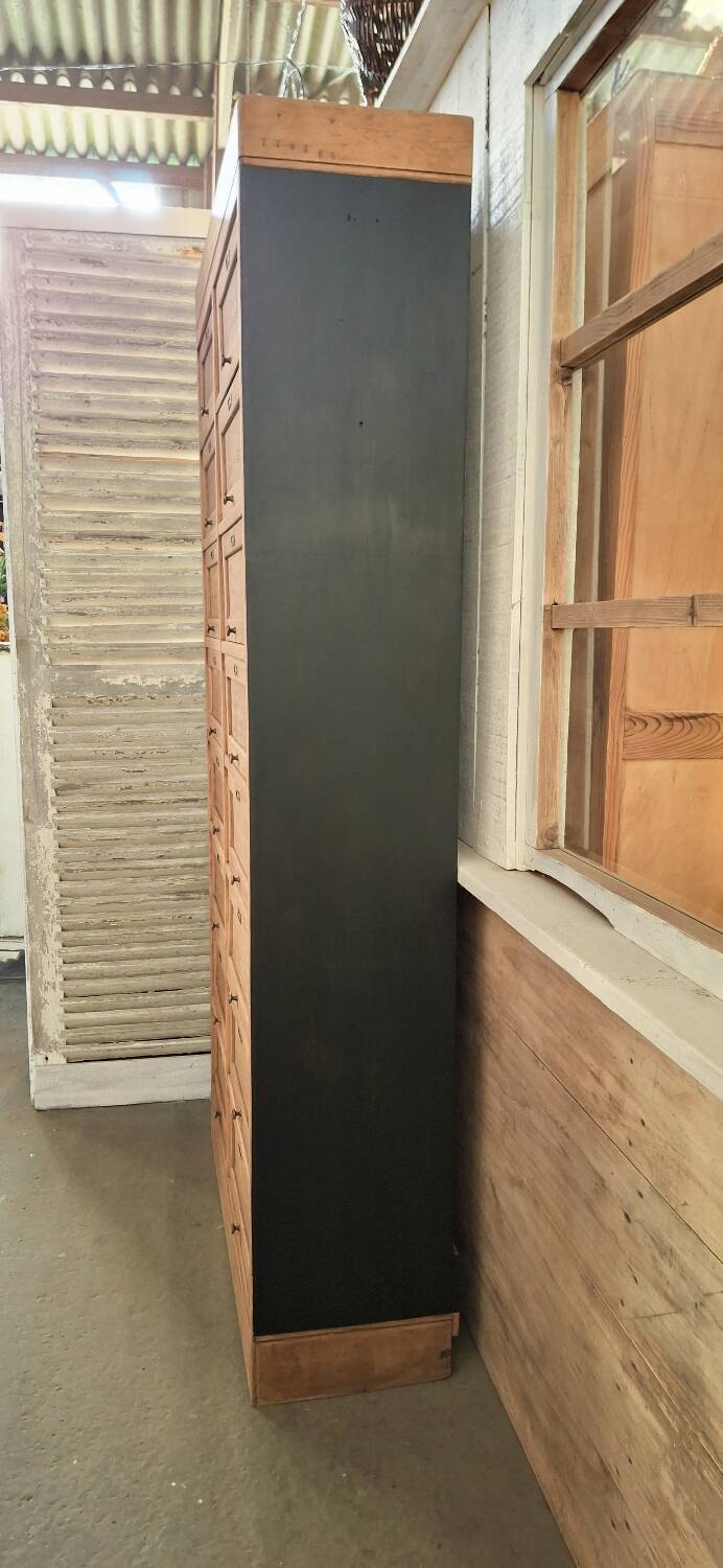 Trade cabinet with flaps