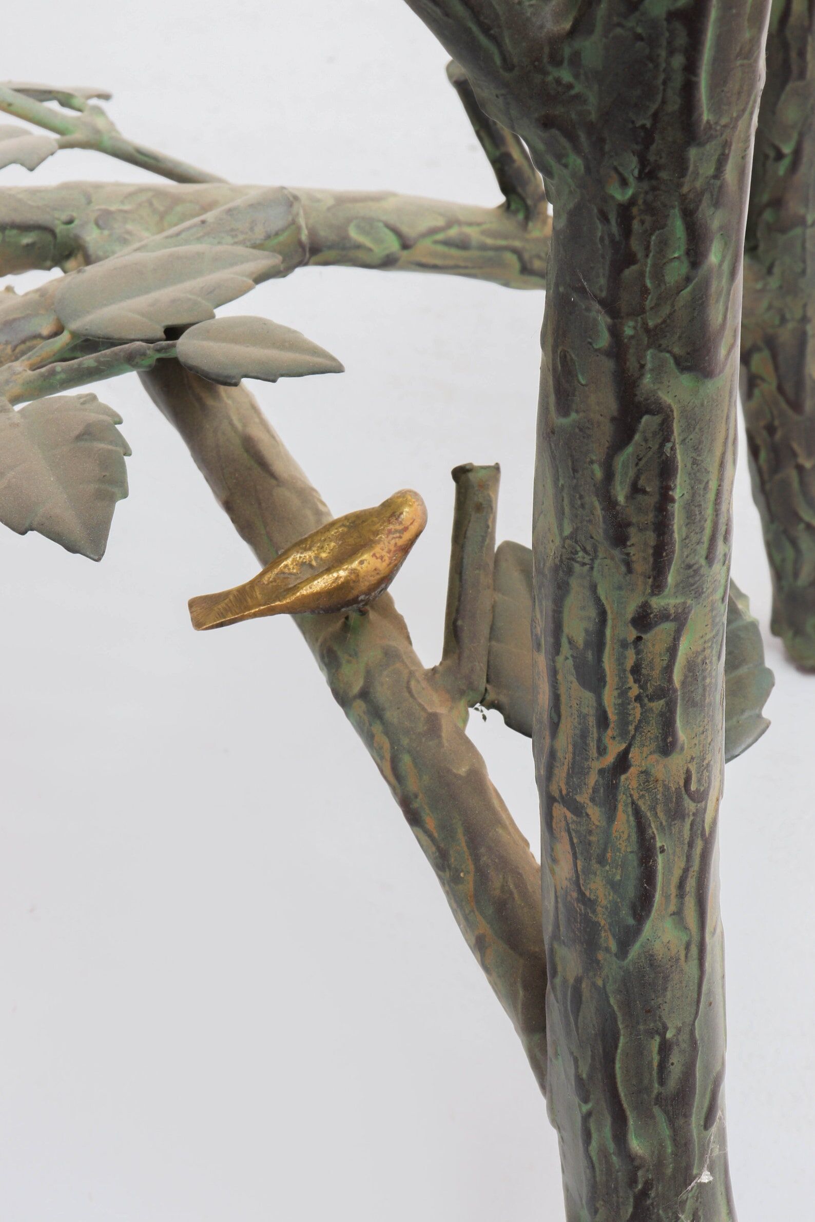 Une table d’appoint vintage dans le style d’Alberto Giacometti