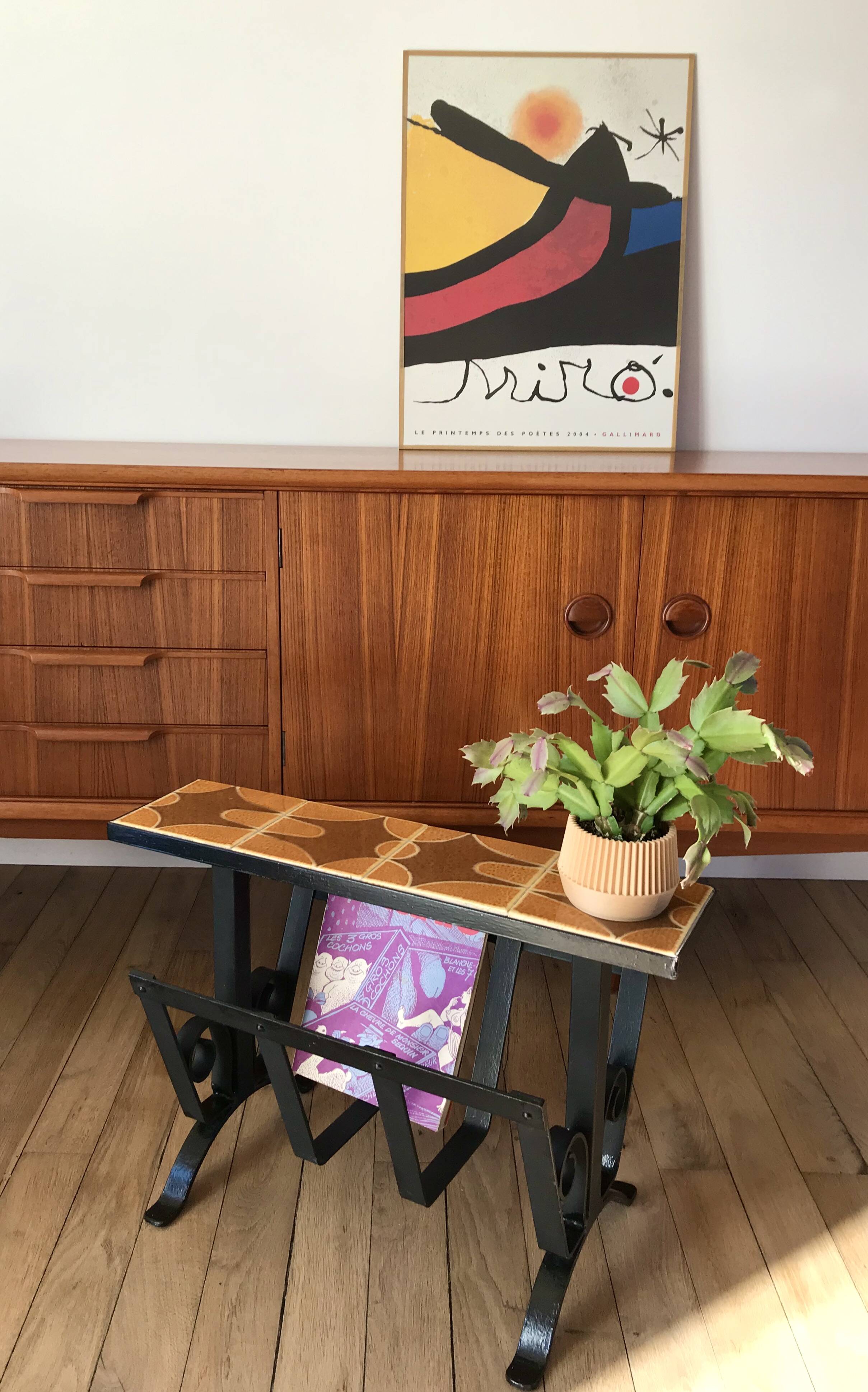 Magazine rack in ceramic and black, orange and brown iron from the 70s