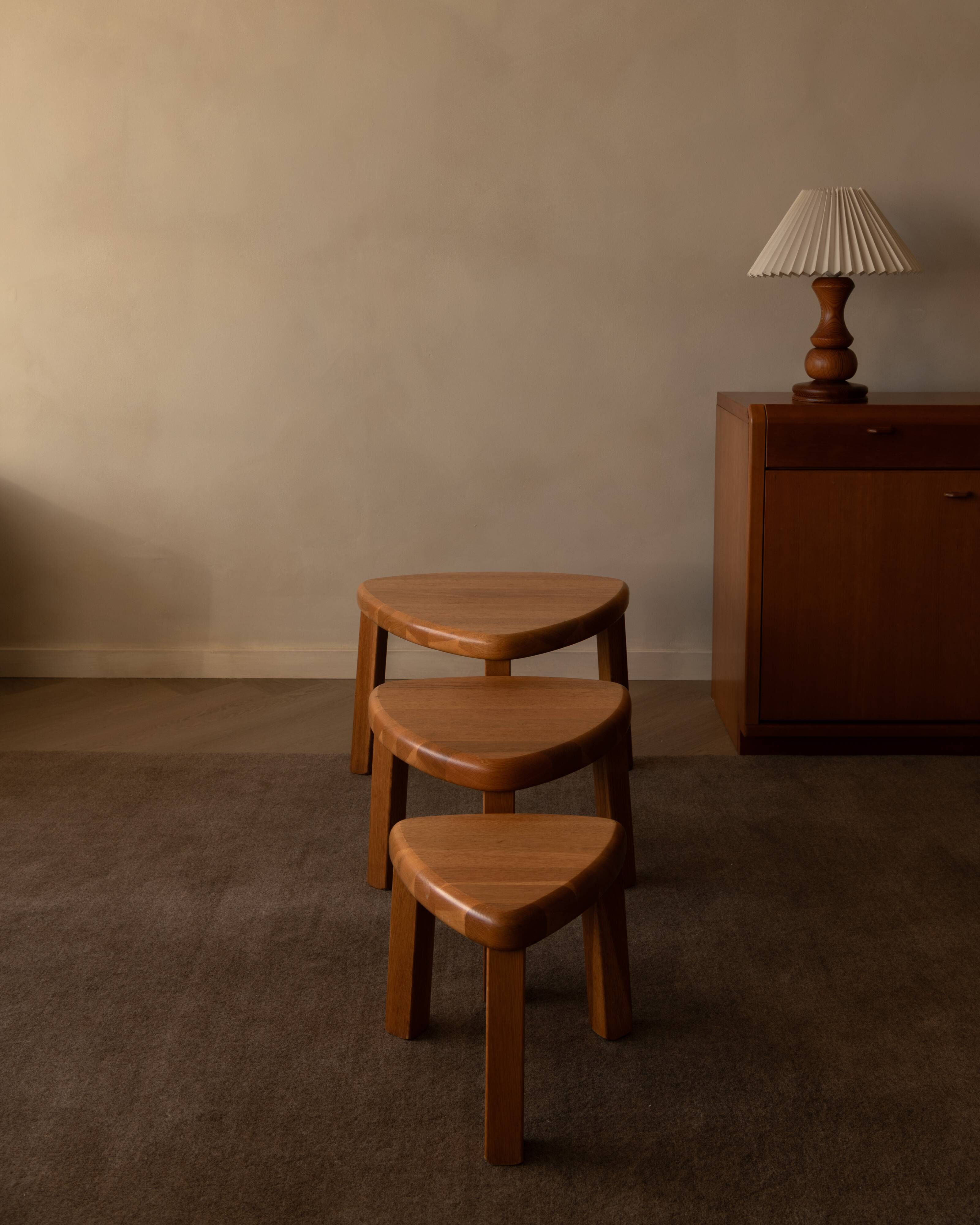 Tables gigognes en chêne massif des années 1970, ensemble de 3 · Plateaux triangulaires organiques