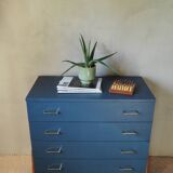 Chest of drawers on wooden frame