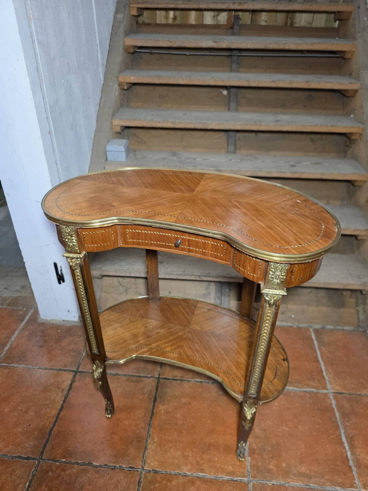 Kidney-shaped bedside table in Louis XV style with marquetry.