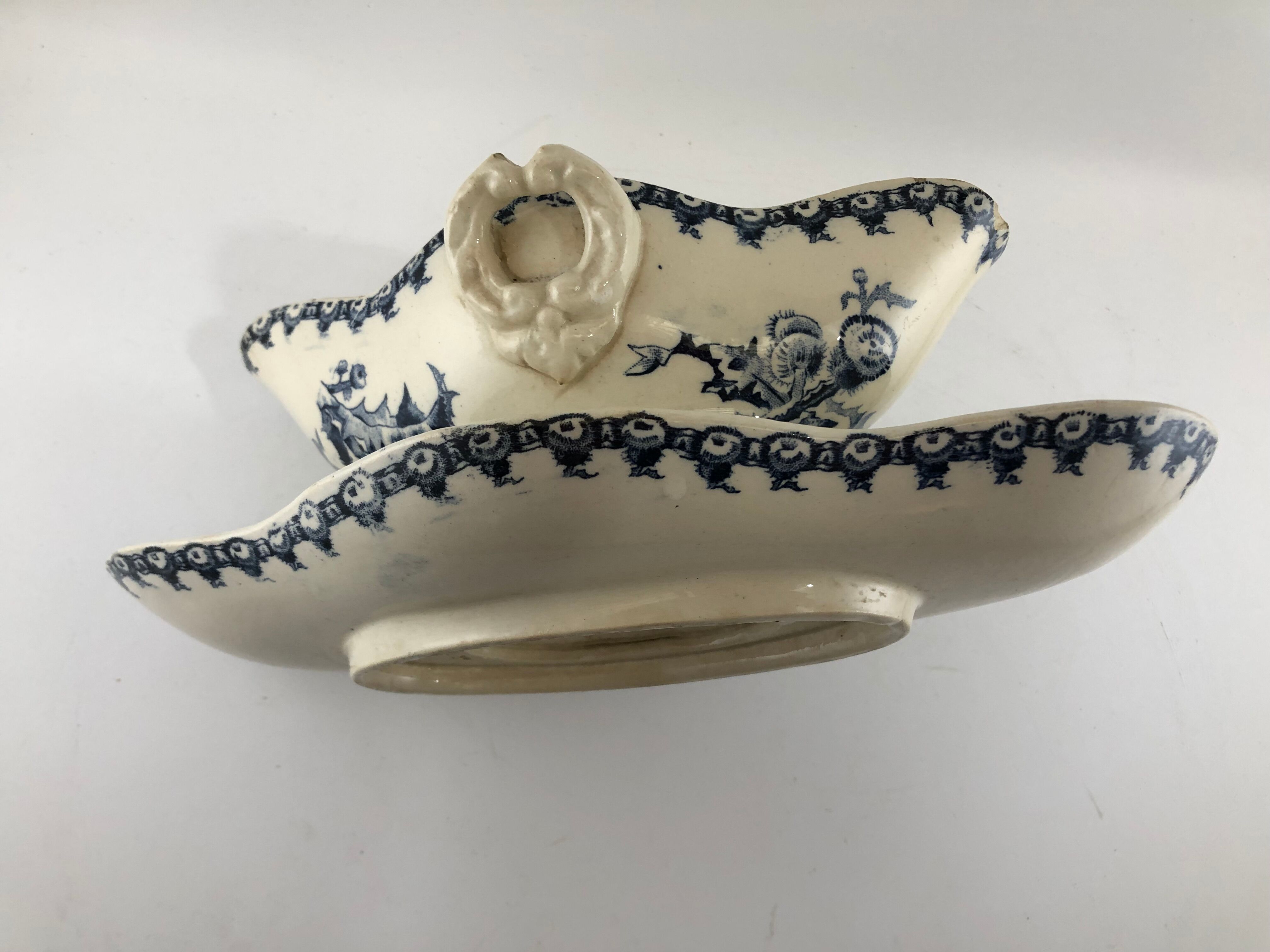 Saucière Gien Modele Chardon bleu en terre de fer 19ème
