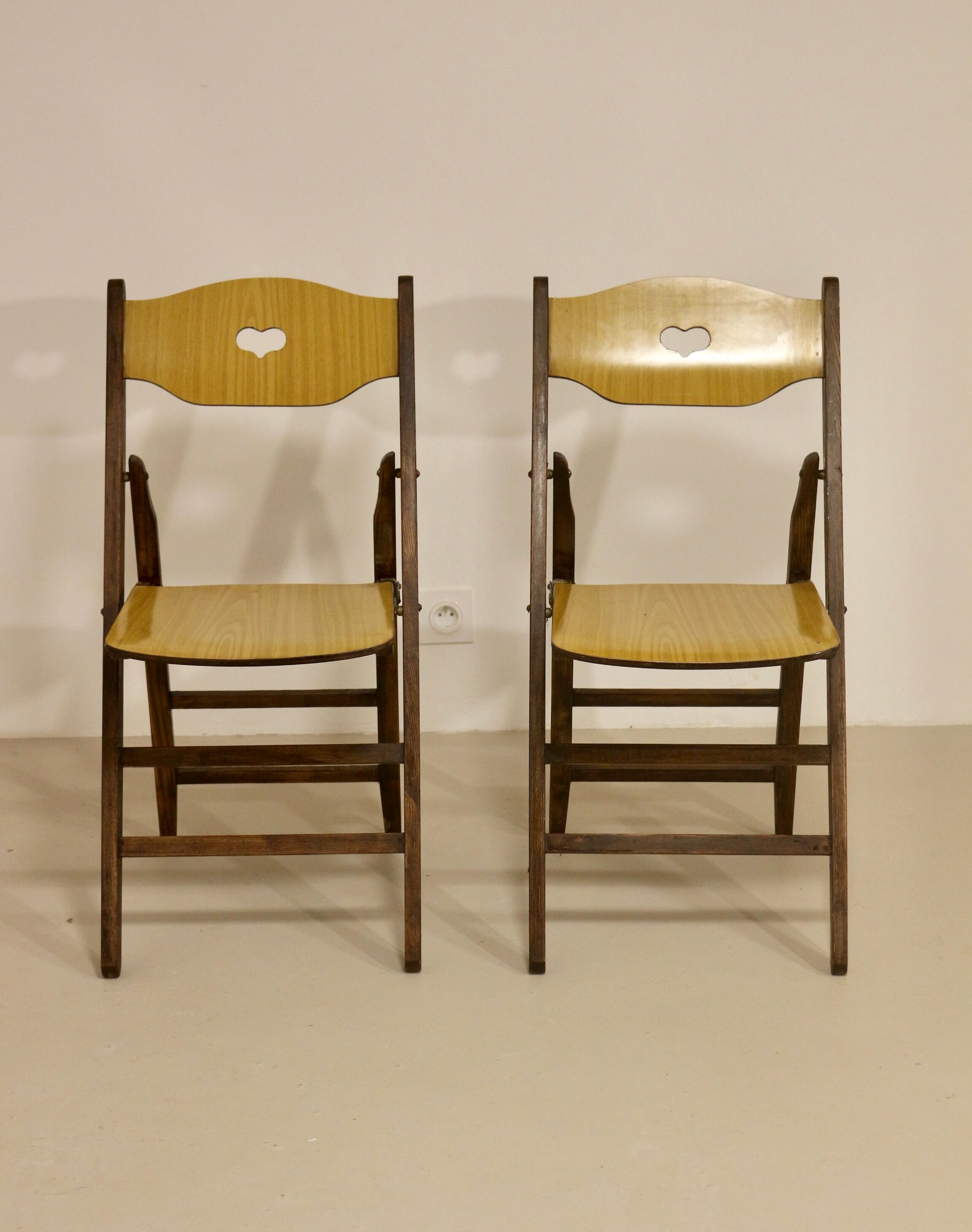Pair of vintage folding chairs year 50 sculpted backrest.
