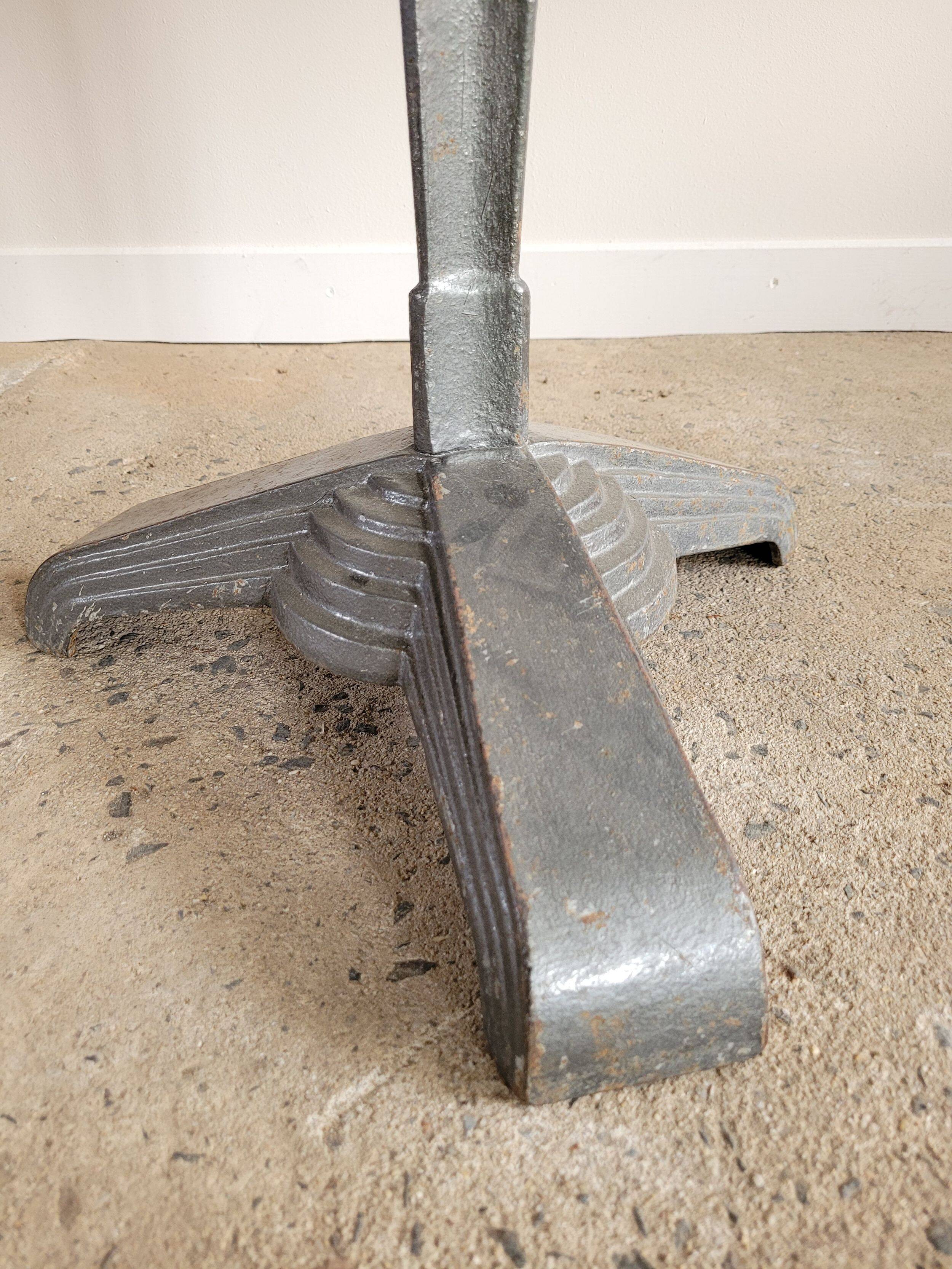 Table bistrot estampillée Louis Vuitton