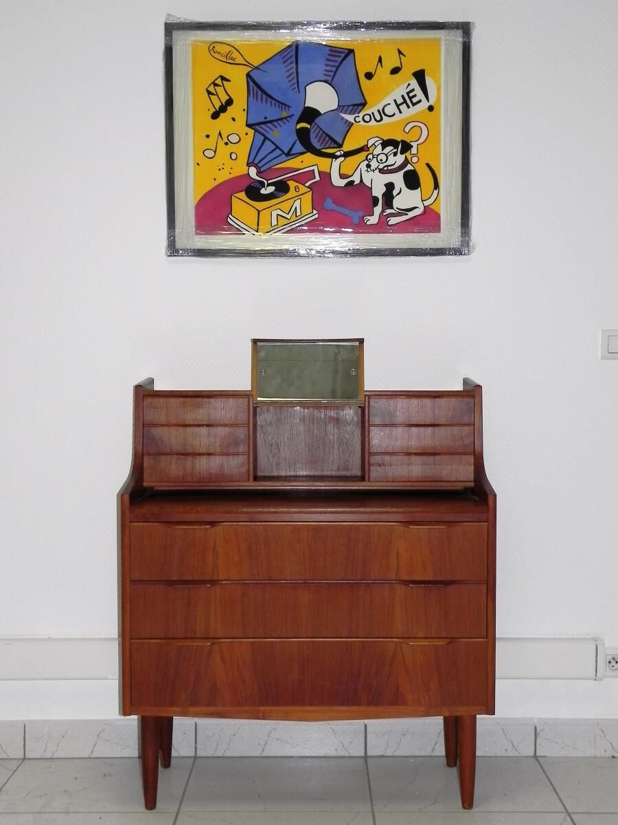 Lady secretary in teak