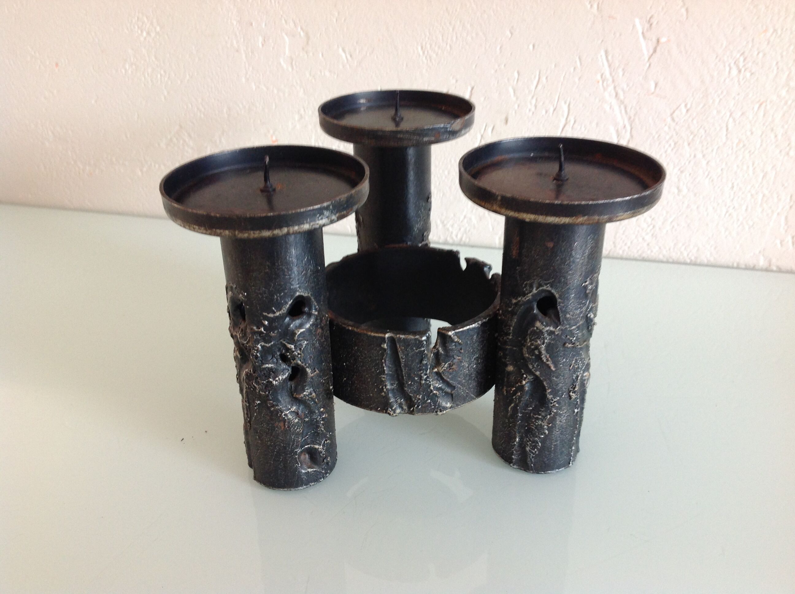 Brutalist candle holder tripod in black metal / vintage 60s-70s