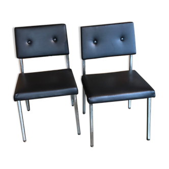 Paire de chaises vintage entièrement rénovées en skaï noir et pieds métal