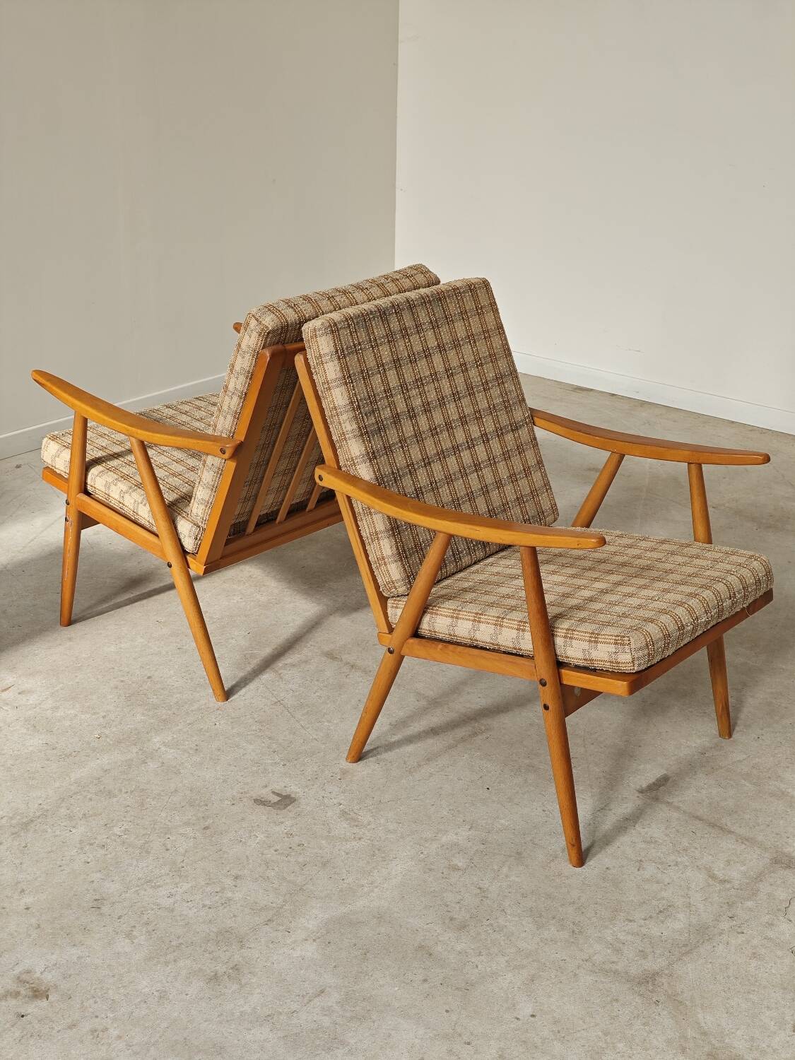 Pair of boomerang armchairs by antonin suman for ton (thonet)