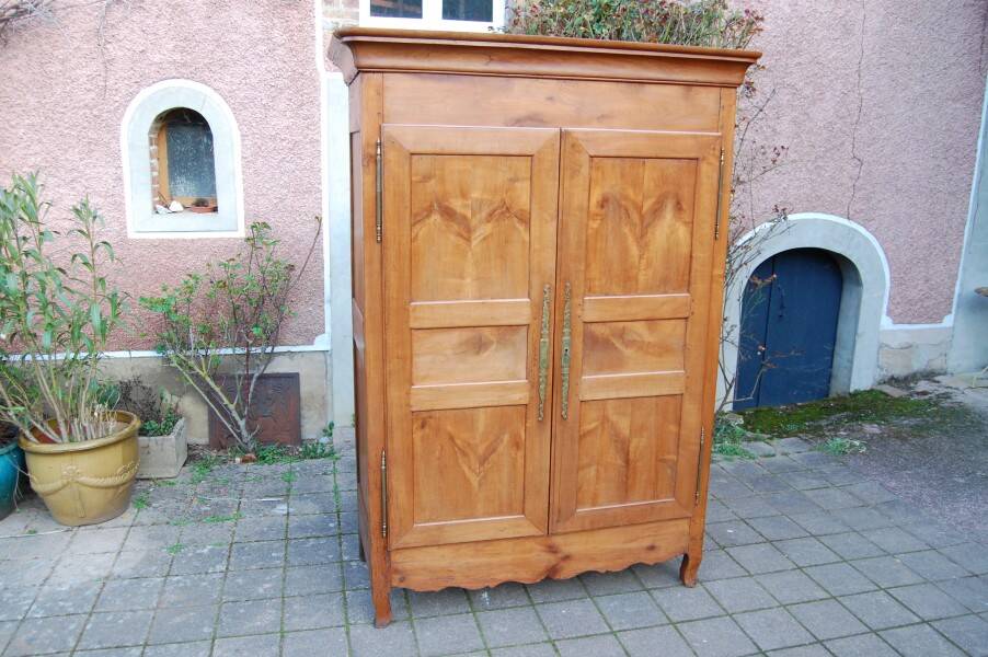 Louis Philippe wardrobe in golden cherry wood from the 19th century.