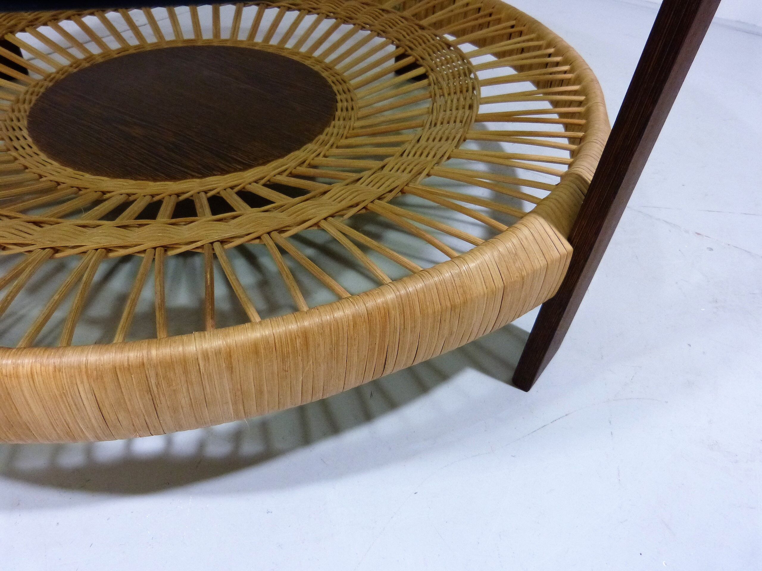 Table basse ronde avec verre fumé et rotin, années 1960