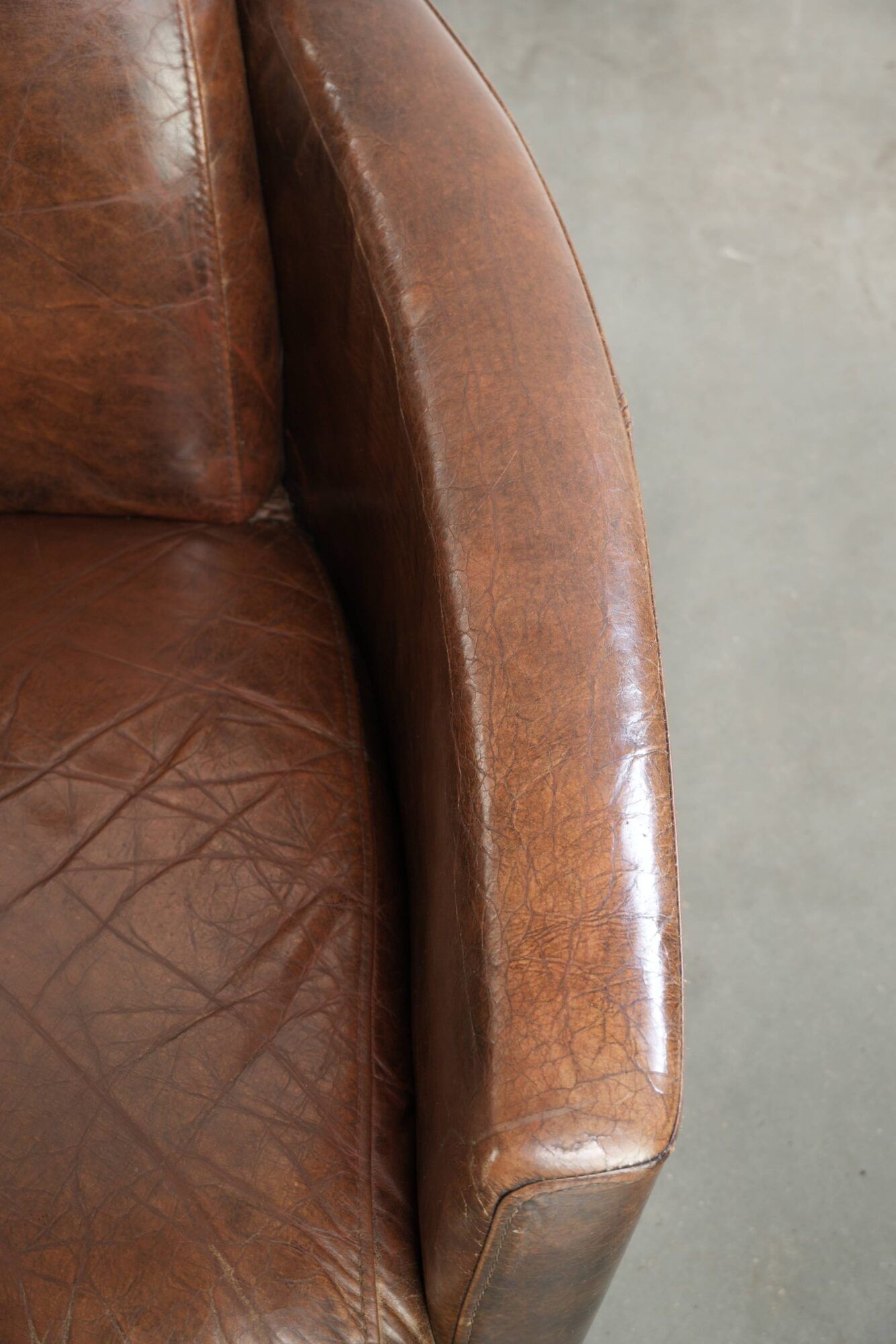 Ensemble de 2 fauteuils Aviateur en cuir de vachette dans une couleur marron chaud.