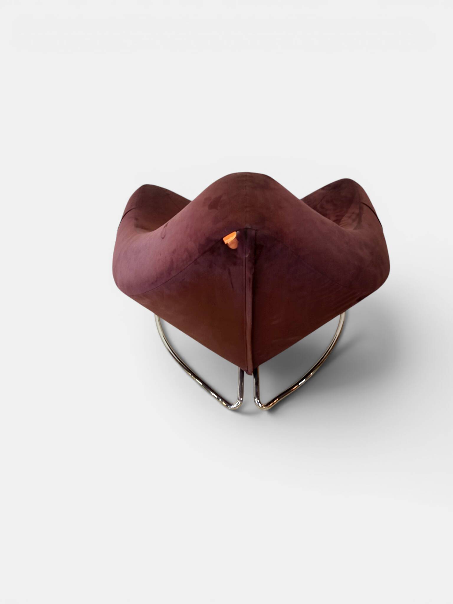 Fauteuil triangulaire "Chili" par Paul Falkenberg – Alcantara Chocolat
