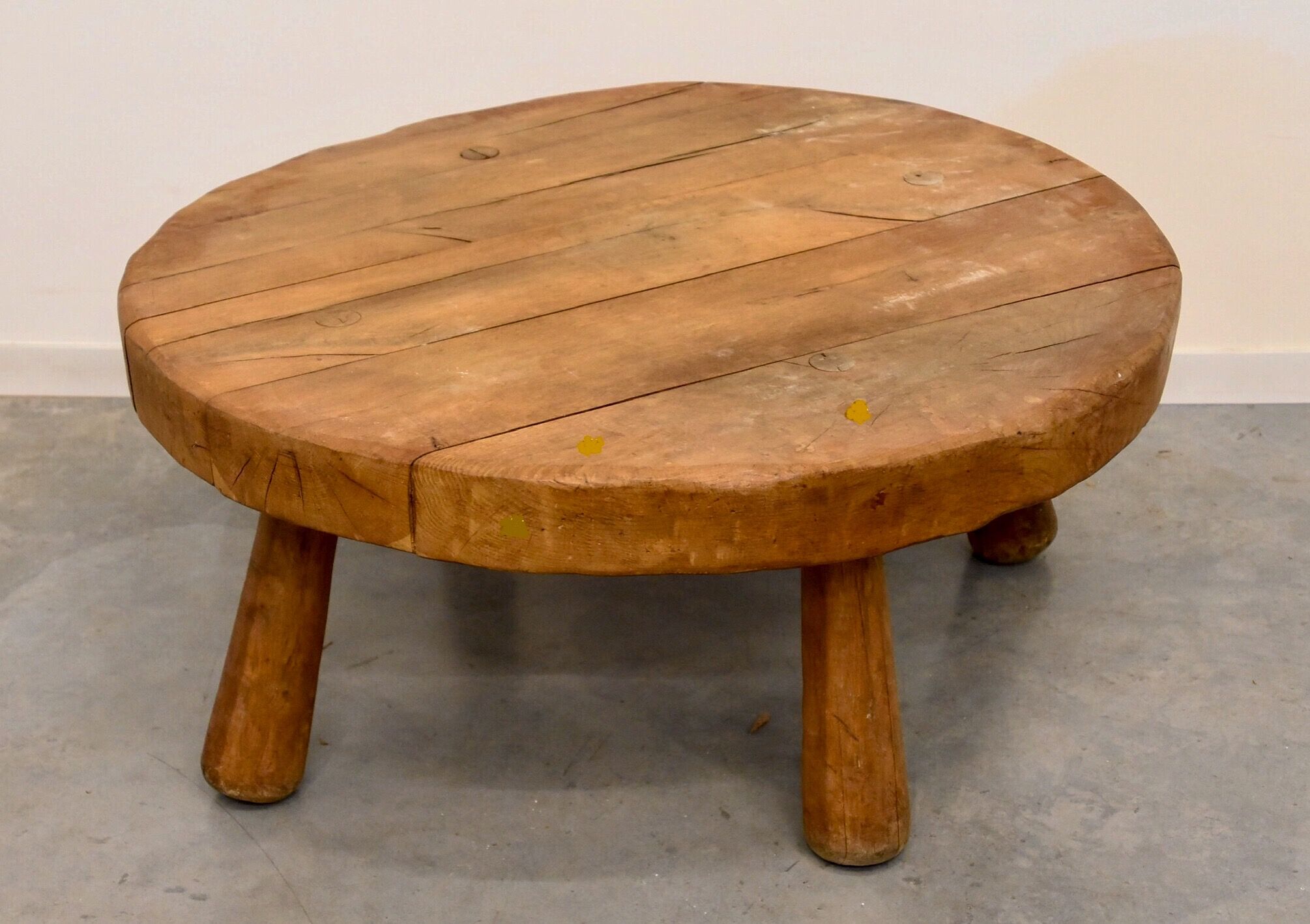 Coffee table brutalizes oak