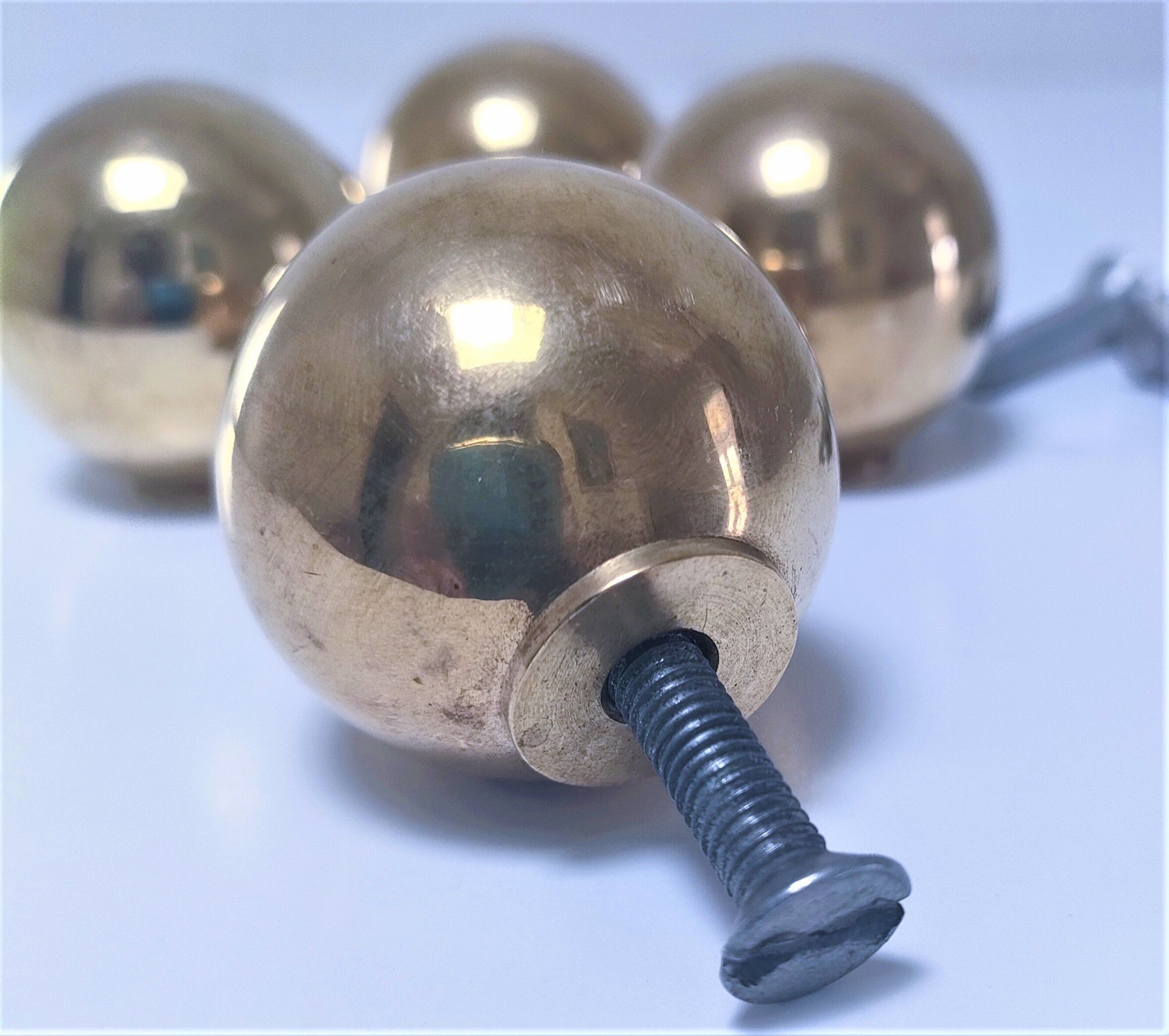 Quatre poignées boules laiton massif années 70