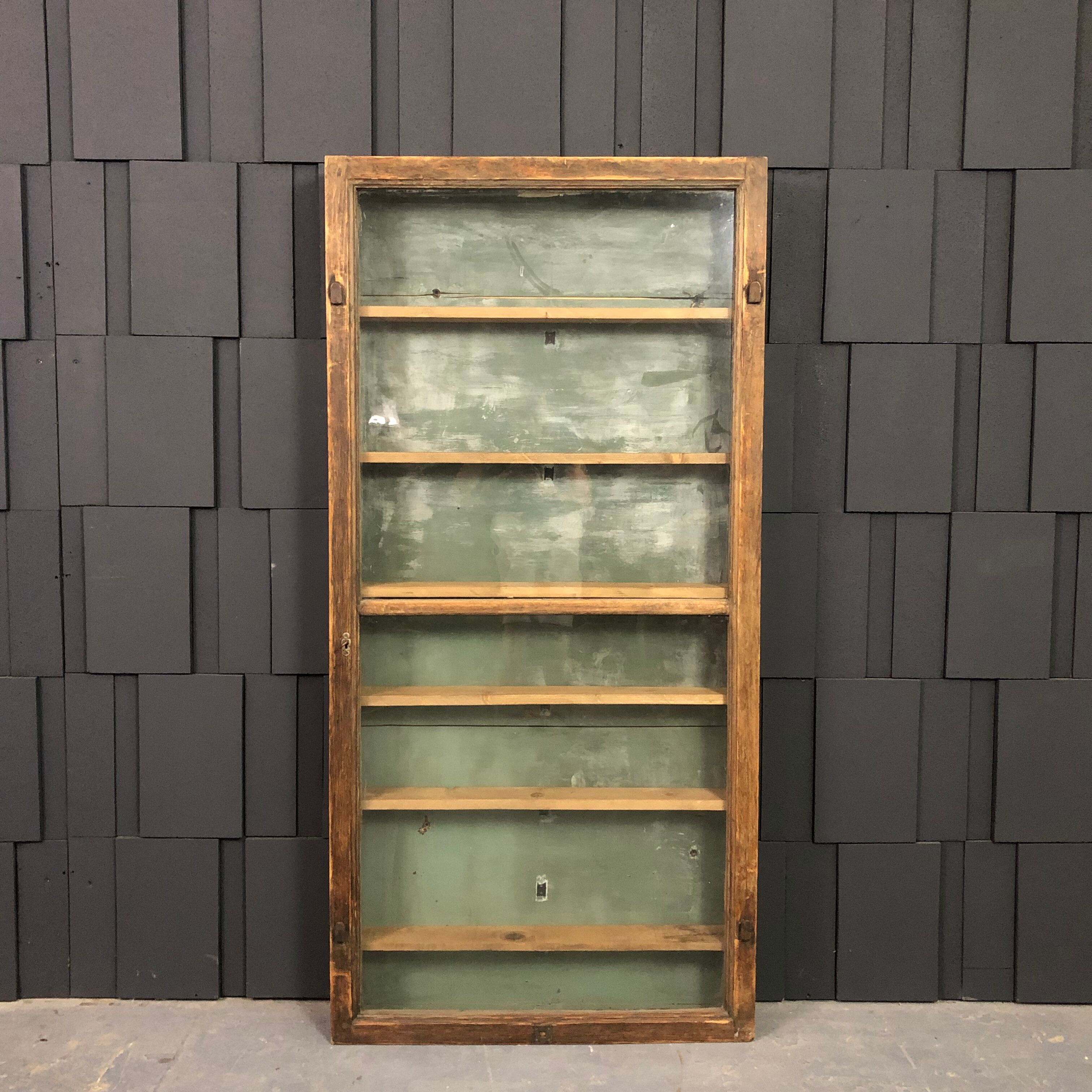 Ancienne vitrine de commerce en bois
